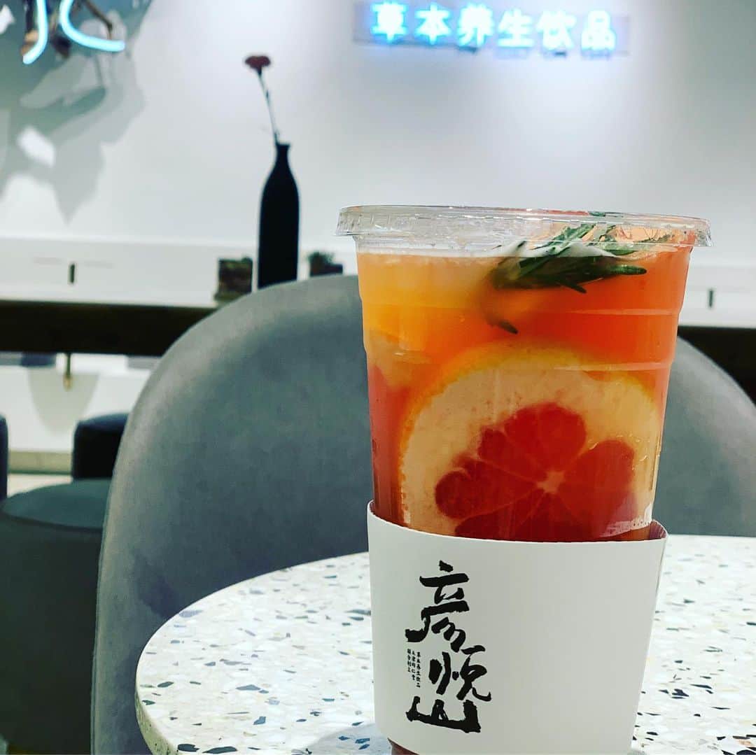 崎山一葉さんのインスタグラム写真 - (崎山一葉Instagram)「山形のテレビ局のスタッフさんが オススメしてくださった 漢方茶のお店に寄ってから帰国しました。  フルーツもふんだんに使っていて ローズマリーもいい香り☕︎ 良い情報、ありがとうございました😊  #上海 #ロケ #森ビル #彦悦山」5月21日 18時54分 - kazuha_sakiyama