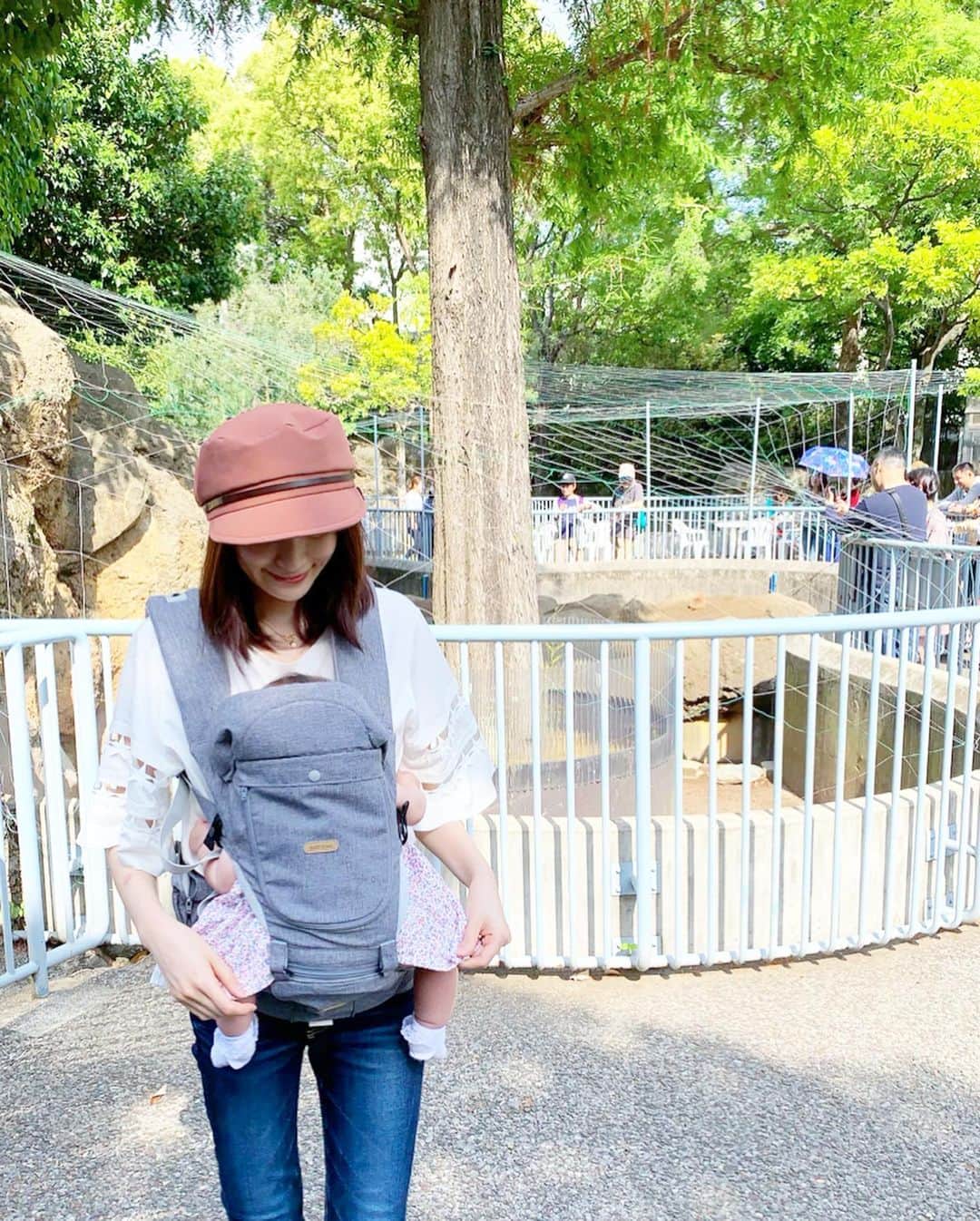 小林真由さんのインスタグラム写真 - (小林真由Instagram)「⋆﻿﻿ ⋆﻿﻿ 動物園の隣にある美しい庭園🍃﻿﻿ 賑わう動物園でヤギと触れ合った後→﻿ 極端に静まる庭園にまた癒された..笑﻿ ﻿﻿ ﻿ そういえばカラーをしてきました♡﻿﻿ 最近頻繁にケアも出来なくて﻿﻿ 気づけば自然乾燥になるほど﻿﻿ 時間を割けてないけど﻿﻿ 必ず綺麗にしてもらえて﻿ホッとしてる🐻💕﻿ @inamochinaoki  さんありがと〜🥺﻿ ﻿﻿ 2枚目。足長く見えるようにお願いしまーす📸🙏﻿ とリクエストした写真。﻿ tops: #converse﻿ denim: #moussy﻿ shoes: #gucci﻿ cap: #ca4la﻿﻿ accessory: #naturalijewelry ﻿﻿ ﻿ #動物園 #庭園 #自然 #美容院 #ヘアカラー #ヘアー #ママコーデ #ファッション #コーディネート #生後6ヶ月 #子連れ #抱っこ紐  #ベビーアンドミー﻿﻿ #ヒップシート #ヒップシートキャリア﻿ #ベビー #ベビー用品 #coordinate ﻿#zoo #baby」5月21日 18時57分 - mayukobayashii