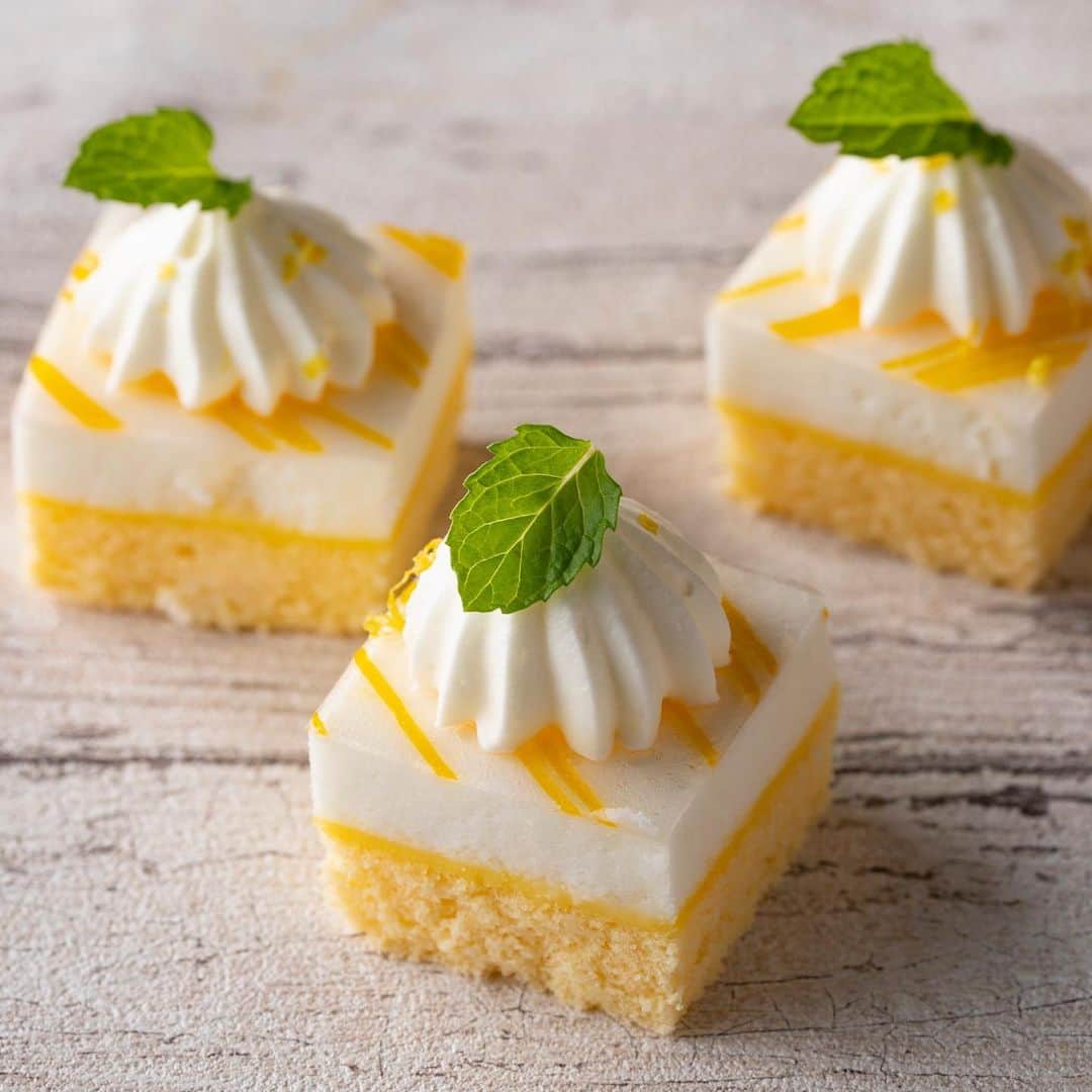 ヒルトン東京さんのインスタグラム写真 - (ヒルトン東京Instagram)「🍋レモンカスタード、🍯はちみつ、ヨーグルトの最強コラボ🤝  スポンジとレモンカスタードの上にはヨーグルトムースを合わせ、🤤はちみつのジュレをトッピング。 ⚠️「Happyハニー・ホリック」のデザートについて、📳STORYやHIGHLIGHTの🔆ディジタルメニュー🔆よりご覧ください！  A yummy and adorable bite of yoghurt and lemon custard on sponge cake! Drizzled with honey for an enhanced taste.  Happy Honey-holic is available from 4th June! Check out our digital menu via HIGHLIGHTS!」5月21日 19時08分 - hiltontokyo