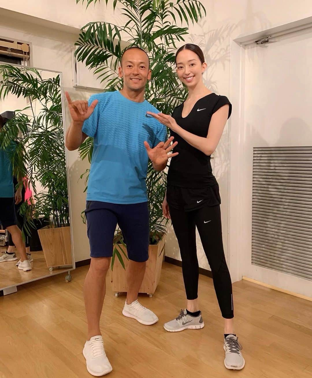 松島花さんのインスタグラム写真 - (松島花Instagram)「: 数々のモデルさん、女優さん、アスリートの方の '美ボディ'を作り上げる✨✨✨ 我らの横手トレーナーがついに❗️ 5月26日(日)23時〜 情熱大陸に出演されます‼️ 私もトレーニング映像で ちょこっと出ているので是非みて下さい😉👍🏻 : 横手さんと出会って8年‼️ 人間の域を超えた、まるで動物のような🐆💨 横手さんとディレクターさんがちゃんと 会話ができたのか不安もありますが🤣(笑) とにかくオンエアが楽しみだな〜✨ : @positivelinkstudio  #横手貞一朗 さん #情熱大陸 #花トレーニング #トレーニング  #ジム #ワークアウト #personaltraining #personaltrainer  #gym #training #workout」5月21日 19時01分 - hana_matsushima_official