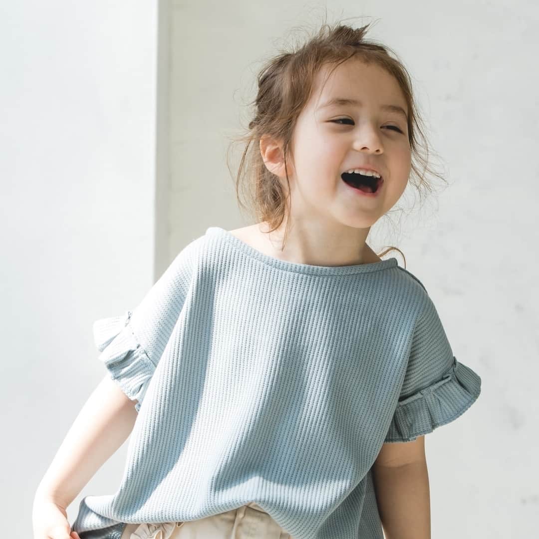 coucou manon フォトイベントをする子供服ブランドさんのインスタグラム写真 - (coucou manon フォトイベントをする子供服ブランドInstagram)「＼✨火・水・木限定価格✨／ ワッフル袖フリル半袖Tシャツ 1,500円  やっほ〜😘マノンだよ💕 いつもマノンのインスタを見てくださっている方に朗報です㊙ 大人気のこちらのトップスが本日から木曜日まで限定価格で販売されています🎀 他にも限定価格の商品がありますので要チェックですよ❣  プレゼント企画への応募は2つ前のPOSTから急げ〜☝ 🍭おかげさまで公式LINE@お友だち数9,000人突破🍭  MANONをお得にご利用頂くにはLINE@友だち登録がとってもオススメだよ〜😍 プロフィールのURLをクリック→公式オンラインショプ内のLINE@お友達登録リンクをクリック  MANON LINE@公式アカウントではお友達限定で 👉LINEお友達限定10%OFFクーポン 👉週末限定タイムセールセール 👉新作入荷  等のお得な最新情報をいち早くお届けしますよ❤  #ククマノン #coucoumanon #coucou_manon #キッズ撮影会 #kidscode #kids_japan #キッズ服 #キッズコーデ #キッズファッション #キッズモデル #子供 #子供服 #ギフト #娘コーデ #キッズフォト #ムスメ #親バカ部 #リンクコーデ #親子コーデ #子供服通販 #子供服コーデ #女の子コーデ #男の子コーデ #フォトコンテスト #フォトスタジオ #フォトブース #写真会 #フォトイベント #boheme」5月21日 19時01分 - pairmanon