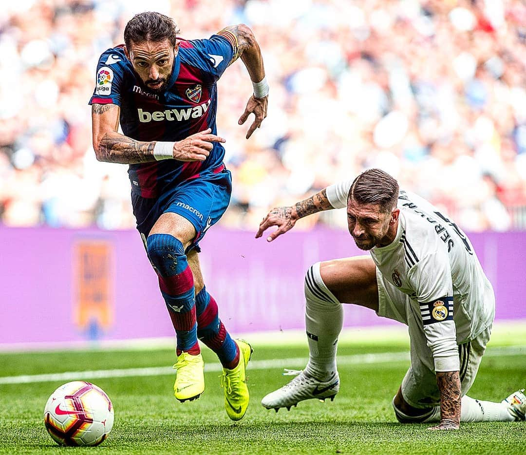 レバンテUDさんのインスタグラム写真 - (レバンテUDInstagram)「Elige tu imagen de la temporada 📸😉: ---- A - Gol @coke23andujar al Valladolid. B - Celebración Girona. C - @morales19jose Vs Real Madrid.  D - Homenaje Pedro López.  #ElClubQuePortemAlCor 💙❤」5月21日 19時03分 - levanteud