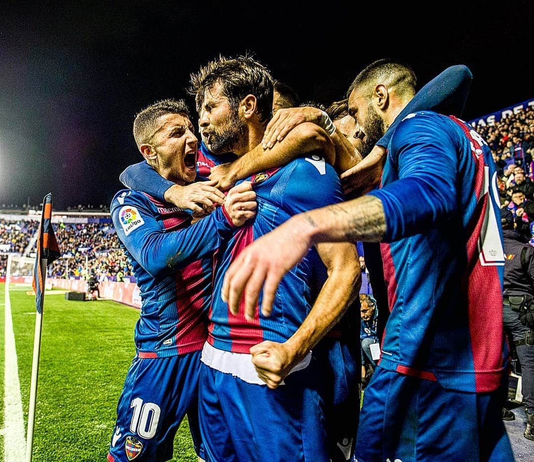 レバンテUDさんのインスタグラム写真 - (レバンテUDInstagram)「Elige tu imagen de la temporada 📸😉: ---- A - Gol @coke23andujar al Valladolid. B - Celebración Girona. C - @morales19jose Vs Real Madrid.  D - Homenaje Pedro López.  #ElClubQuePortemAlCor 💙❤」5月21日 19時03分 - levanteud