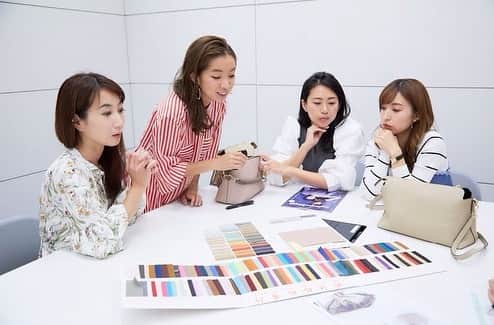 のインスタグラム：「・ 『この色が絶対可愛い！これは譲れないねー！』 ・ メトロポリターナ6月号の【東京カバン女子】第2回企画会議が行われました。 オシャレ大好きな女性はちょっとしたこだわりも譲れない‼︎ 初めましても2回目ましても関係ない！！ みんなガンガン良い意見を出して、かーわいいバッグが出来上がってきました！  最低限のものは絶対入るサイズというこだわりは譲れない、使い勝手の良い、見た目もいいバッグ👜 7月上旬に発売予定です。 色の展開もみんなで悩みながら決めました。  6/10発刊ですのでよかったら手にとってください♡  #metropolitana #doitourselves  #メトロポリターナトーキョー #東京カバン女子 #バッグ #通勤バッグ」