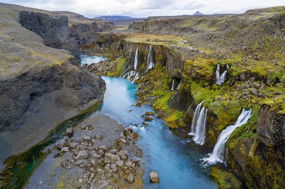 National Geographic Travelさんのインスタグラム写真 - (National Geographic TravelInstagram)「Photo by @mborowick | Sigöldugljufur canyon, located in Landmannalaugar, is part of the Fjallabak Nature Reserve. This is way off the beaten path, but for sure is one of the most beautiful scenes of nature.  #iceland #drone #waterfall #nature #travel」5月21日 19時05分 - natgeotravel