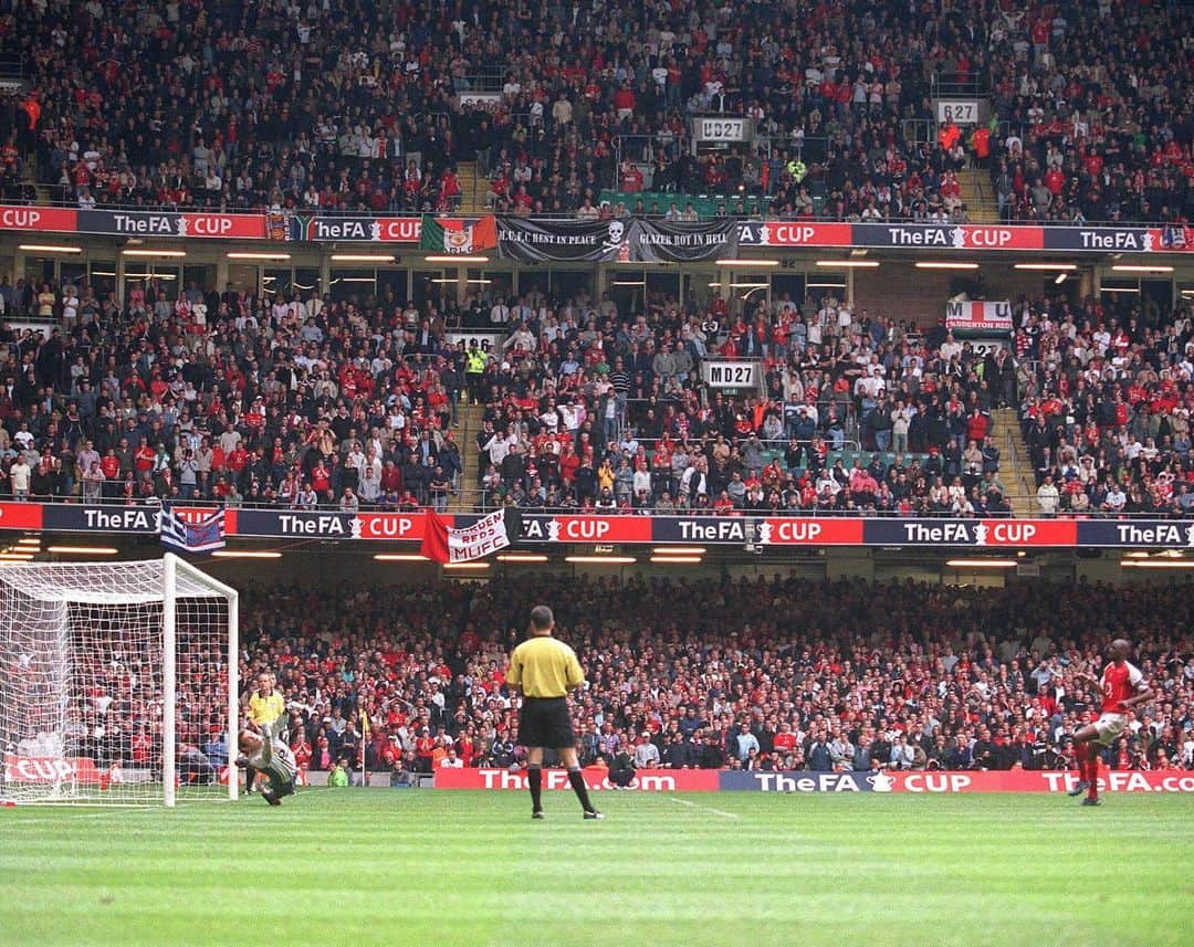 アーセナルFCさんのインスタグラム写真 - (アーセナルFCInstagram)「#onthisday in 2005 Patrick #Vieira kicked his last ball for #Arsenal... Moments later he lifted the #FACup again 🏆」5月21日 19時16分 - arsenal