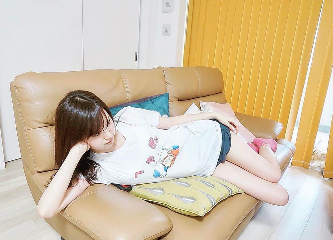 阿部菜渚美さんのインスタグラム写真 - (阿部菜渚美Instagram)「☺︎🍍へやぎぃ #もう夏仕様でいいね #部屋着#roomwear#tシャツ#anime#instadaily#summer」5月21日 19時17分 - nanami_abe73