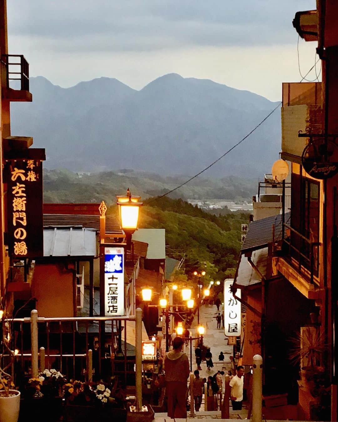 舞雛かのんさんのインスタグラム写真 - (舞雛かのんInstagram)「🌄👘💛🧡 ちょっと曇ってたけど、 綺麗な山と石段街の明かりが とっても綺麗でした...❤︎. . #伊香保温泉 #伊香保石段街 #群馬県」5月21日 19時11分 - mizho_601