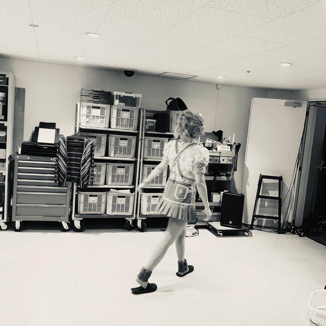風間由次郎のインスタグラム：「今日もキンキーブーツ観劇ありがとうございました💄 🦵🦵🦵🦵👠👠👠👠👠👠👠👠👠 #キンキーブーツ  #このウィッグと衣装は影コーラスする時の組み合わせ」