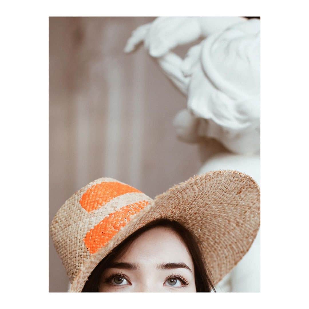 のインスタグラム：「Mühlbauer | #ss19collection ▫️AYA and ART FAY. This lightweight summer  #clochehat is made of raffia #straw . #raffia is a palm plant generally native in #tropical parts of Africa. #summerhat #hatmaker #designerfashion 📷 @ninakvk」