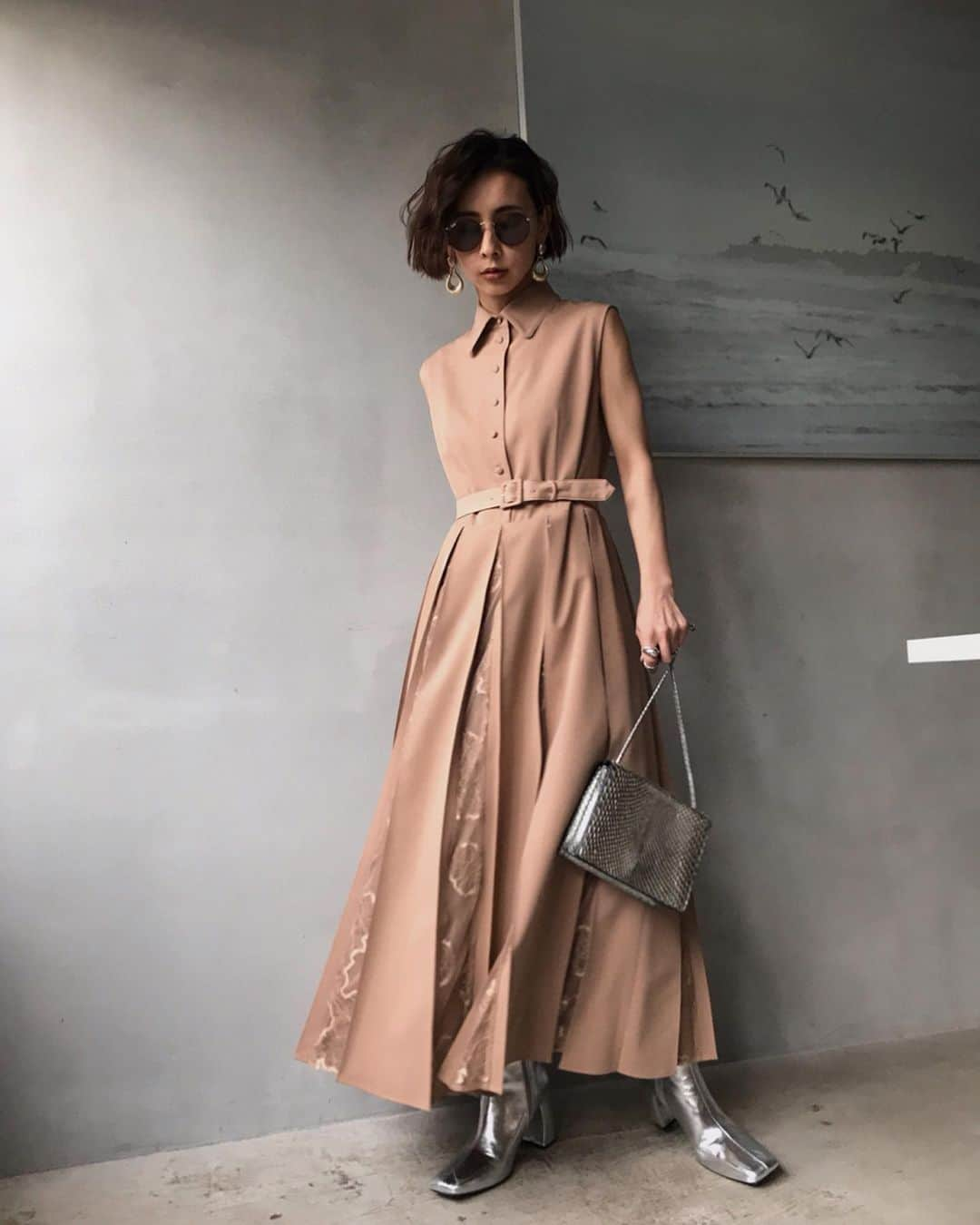 黒石奈央子さんのインスタグラム写真 - (黒石奈央子Instagram)「AMERI AW ふく . BALLOON SLEEVE PLEATS TRENCH ¥27700+tax  LADY ALTERNATELY DRESS ¥17500+tax SQUARE HELPFUL BOOTS ¥20300+tax アクセ  AW.  AW人気間違いなしなオケージョンドレスが上がってきたよ！ プリーツがレース切り替えの手の込んだ一枚。 きちっと感もあるので、フォーマルにも普段着にも○ .  先行予約期間 web & 心斎橋 5/23〜5/27 5/23.24  代官山 5/25〜5/27  ルミネ  @ameri_shinjuku @amerivintage @ameri_daikanyama @ameri.shinsaibashi #ameri#amerivintage #fashion #coordinate#ootd#outfit#osanposnap #705_outfit #大人ファッション #大人コーディネート #大人スタイル #modestyle #modefashion#modecasual #2019autumnwinter#先行予約 #japonism #結婚式コーデ #結婚式お呼ばれ #結婚式ドレス#お呼ばれコーデ #パーティードレス」5月21日 19時18分 - blackstone705