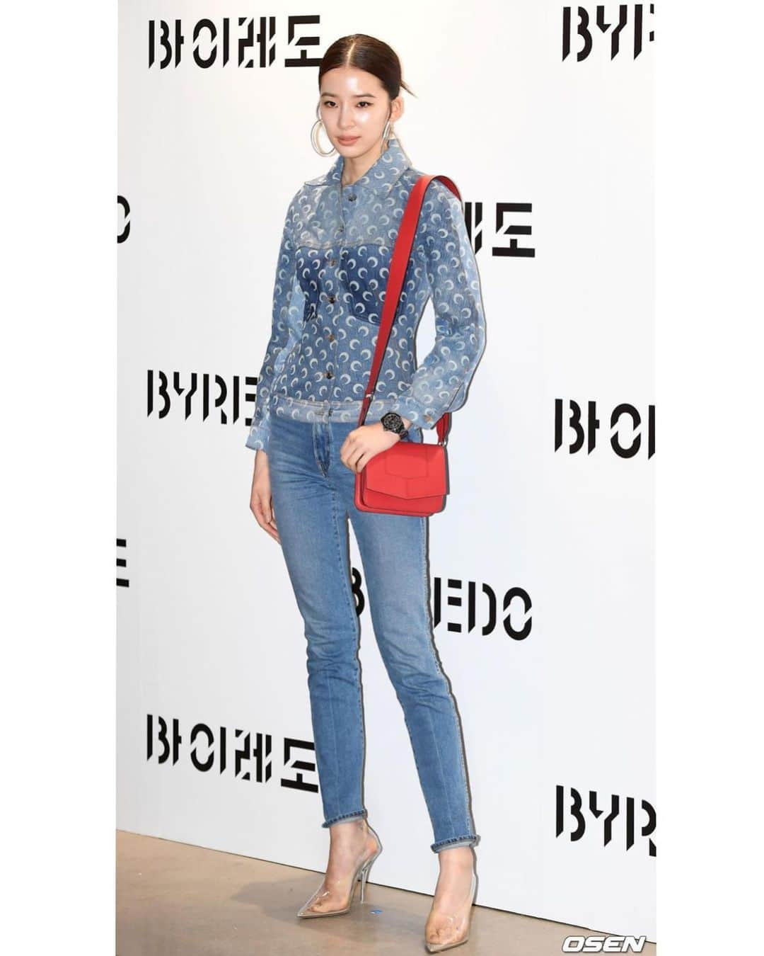 アイリーン・キムさんのインスタグラム写真 - (アイリーン・キムInstagram)「Denim & red ❤️ @officialbyredo  #바이레도 #byredo」5月21日 19時13分 - ireneisgood