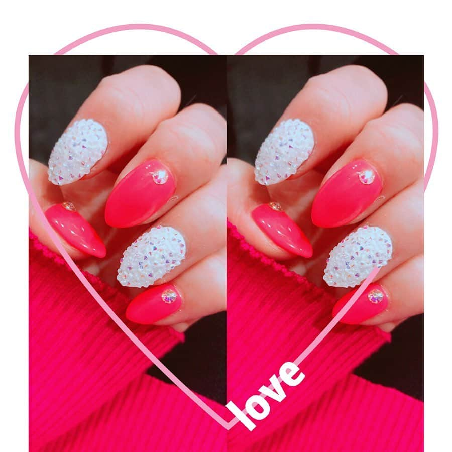 一条葵さんのインスタグラム写真 - (一条葵Instagram)「. 💕💅✨ . ピクシーネイル💅💎✨可愛かった〜 . . 🌞🌴🌺✨ネオンカラーやっぱり好き👯💓💞(*´∇`)ﾉ . . . . . . . . #新宿 #ネイル #ジェルネイル #リッツネイル #朝までやってて #丁寧だし上手だよ💓 #形は絶対 #短めで #先端尖らす #いつもこれ #シンプルなデザインの時も #スワロは絶対つけるよん #キラキラ #キラキラ好き #ネオンカラー好き #Swarovski #Swarovskicrystal #ピクシーネイル」5月21日 19時16分 - aoiichijo