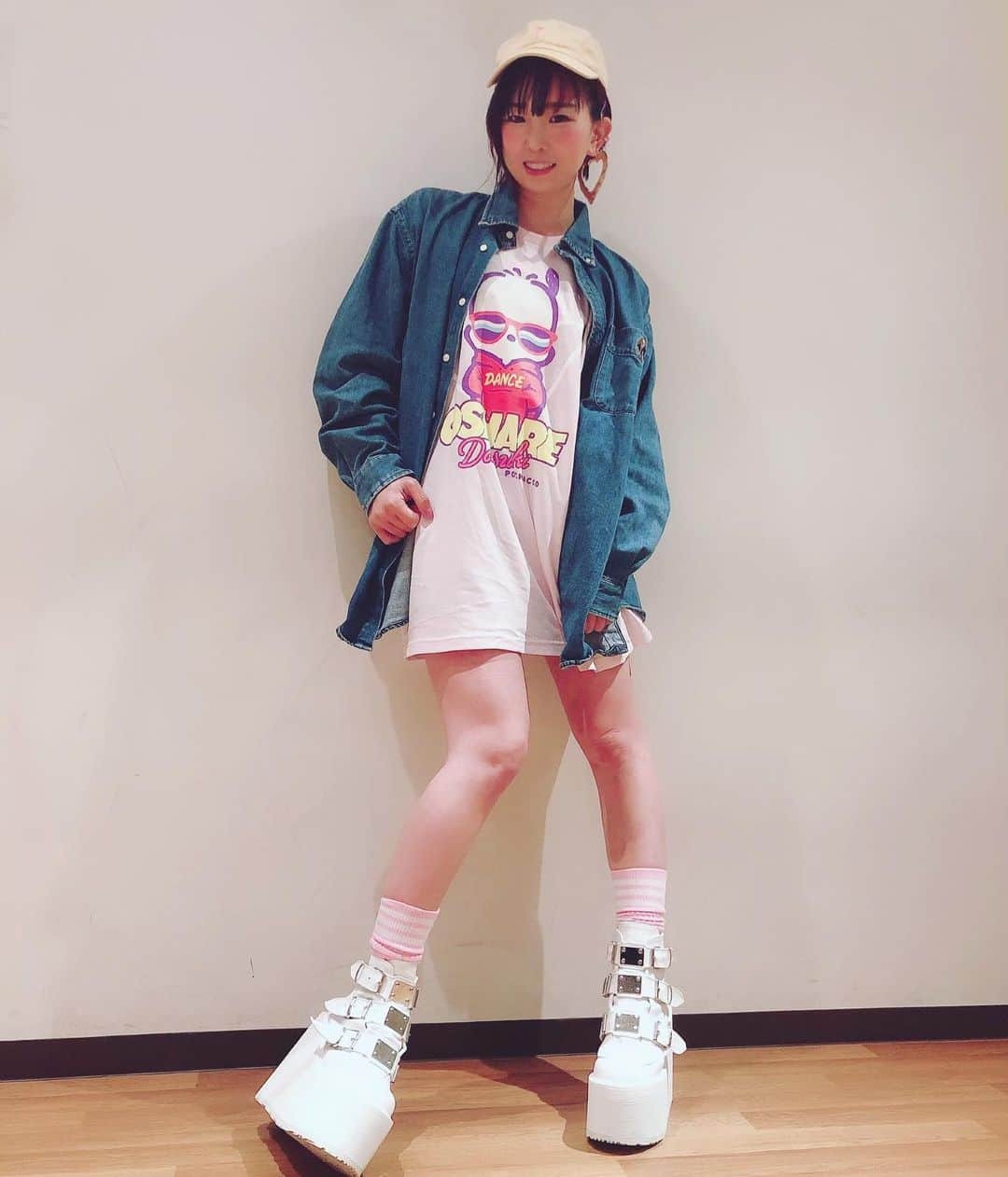 RINGOさんのインスタグラム写真 - (RINGOInstagram)「🌎🌎🌎 TERITAMAリハだったー🌟 ついにこのTシャツ着れた😆💖💖 • ✔️キャップ #worldwidefamous ✔️ピアス #onespo ✔️デニムシャツ #ralphlaurenbear 古着 ✔️Tシャツ #listenflavour #sanrio #ポチャッコ ✔️くつした #addidas ✔️厚底ブーツ #demonia • • #凛子ーでぃねいと • #fashion #cordinate」5月21日 19時19分 - ringoberry