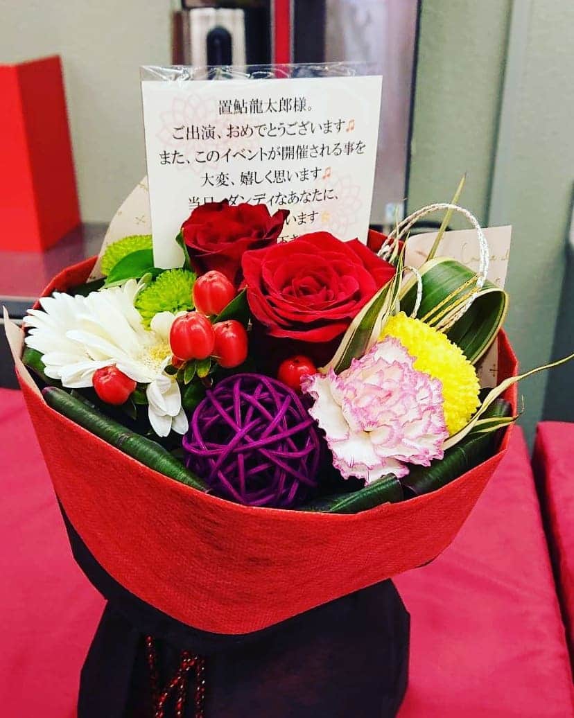 置鮎龍太郎さんのインスタグラム写真 - (置鮎龍太郎Instagram)「先日のロマダン2でいただいたお花たち♪  お心遣い、まことに有り難うございます。  #ロマダン」5月21日 19時20分 - chikichikiko