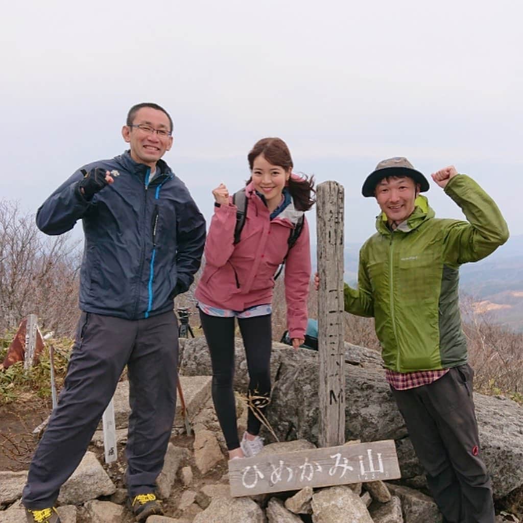 三宅絹紗さんのインスタグラム写真 - (三宅絹紗Instagram)「* フォローと温かいコメントとっても嬉しいです！有難うございます🙇🏻‍♀️ ところで皆様、"山に登ってみた"はもうご覧になりましたか…？😳✨ 本格的な登山は初めての私、三宅が1124mの姫神山に苦戦しながらも挑戦しました！ 写真からも分かるように、私の素が所々出ています…😂 こちらはネットからFNNプライムオンラインの#めんこいテレビ のページにアクセス→5月16日のニュースor三宅絹紗のタグで観られます🍵 https://sp.fnn.jp/posts/00073559MIT/201905161840_MIT_MIT 2枚目は強風の中、一緒に登ってくださったカメラマンさんお二人と記念に山頂で撮った大切な思い出の写真📸 3枚目は本編には載っていませんが、頂上で食べた手作りのサンドイッチです🥪頑張った後の自分へのご褒美はこれまた格別でした…！ ぜひご覧いただけたら嬉しいです。💗 また他の山も登ってみたいなぁ… #岩手めんこいテレビ #アナウンサー #三宅絹紗  #mitライブニュース  #登山#盛岡#姫神山#自然」5月21日 19時21分 - kinusa_miyake_mit