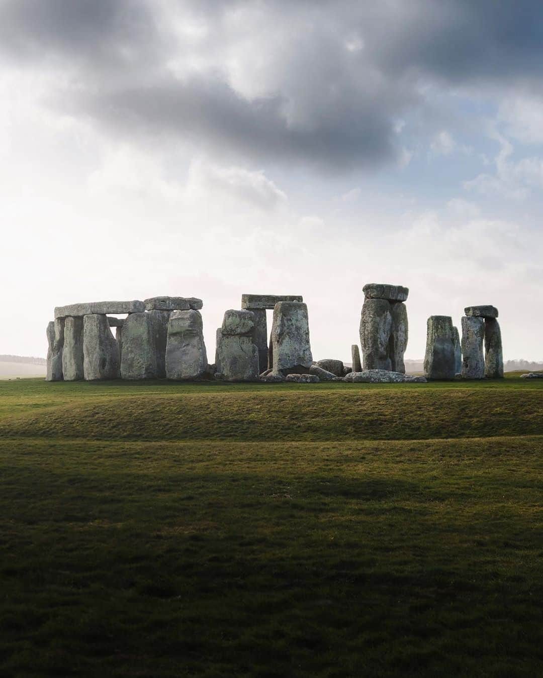 キャセイパシフィック航空さんのインスタグラム写真 - (キャセイパシフィック航空Instagram)「Last year, thousands gathered at #Stonehenge to witness the sun rise in alignment with three of the iconic stones; a ritual thought to be thousands of years old and possibly linked to the primary purpose of the mystical monument. Is this iconic destination on your list of must-visit places? ⠀ ⠀⠀⠀⠀⠀⠀⠀⠀⠀ 每年夏至，#英國 #巨石陣 都會吸引過千人到訪，觀看第一道晨光精準地穿過祭壇石拱門的一刻。有說這座擁有數千年歷史的古蹟，就是為了進行夏至儀式而特別建造。一個月之後便是夏至，你又會否前往當地，親身參與這項一年一度的觀光活動？⠀⠀⠀⠀⠀⠀⠀⠀⠀ ⠀⠀⠀⠀⠀⠀⠀⠀⠀ Credit: @ jupolsk」5月21日 19時22分 - cathaypacific