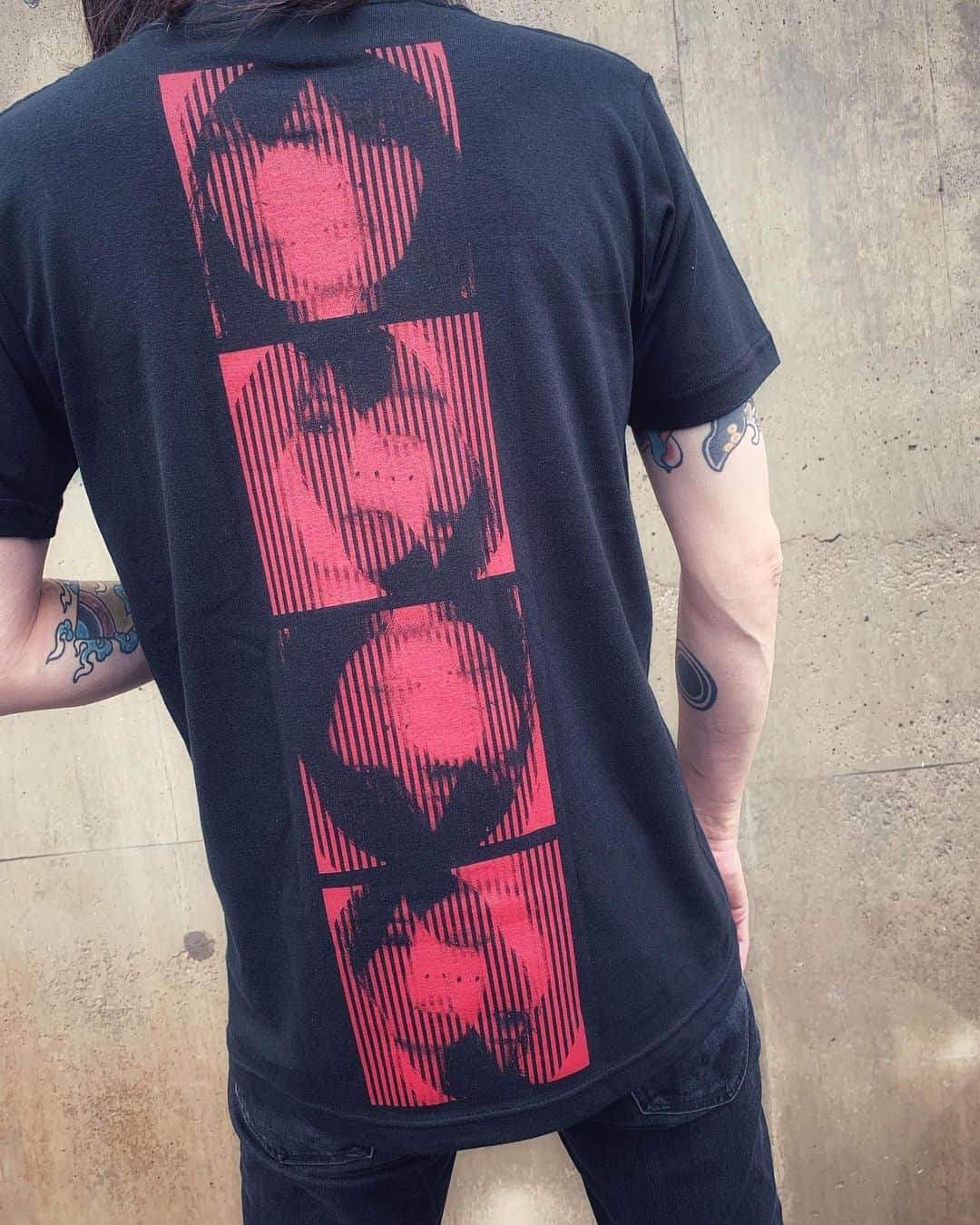 BORISさんのインスタグラム写真 - (BORISInstagram)「‪Boris New Merchandise‬ ‪“Shred” T-shirt ‬ ‪w/ original tag‬  アルバム‪DEARでのアートワークを担当していただいた河村康輔氏とのコラボレーション再び。日曜日からのEQD Japan Tourより販売開始いたします。 ‪Art works by @kosukekawamura ‪#eqdjapantour #borisdronevil #borisheavyrocks ‬#kosukekawamura」5月21日 19時22分 - borisdronevil