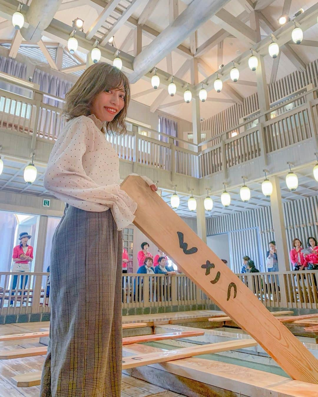 和希詩織さんのインスタグラム写真 - (和希詩織Instagram)「♨️👘🚶‍♀️👟#kusatsu #yukata . . 人生初 草津温泉♨️浴衣で夜の湯畑をウォーキング🌉🌜 . . オネイと👭 『ポスチュアウォーキング✖️草津温泉コラボイベント』にて 浴衣でナイトウォーキングに参加してきたよ🙆‍♀️❤️👘 . . 浴衣でのキレイな歩き方や作法も教わって草津温泉の湯気のライトアップしてて撮ってもキレイで👏 . . . . そのあと宿で草津温泉♨️ものすごく肌つるつるになってビックリ‼️ . . 次の日は湯もみ体験したよ！ 今回初めて知った！ 草津温泉はお水を入れて冷ましたりぜず、お湯を冷ますために湯もみをするんだね♨️ 意外と湯もみの技も奥深くて勉強になったなぁ〜 ポスチュアウォーキングのKIMIKO先生と📸 . . 湯もみのあとはポスチュアウォーキングのベーシックレッスンをしてもらって 自分の普段の歩き方と足の筋肉の使い方が怠っていたか すごいわかりやすくて 真っ直ぐキレイに後ろ重心に体に負担なく歩けるようになったよ🙆‍♀️❤️ . . 普段の靴選びの重要。 紐はしっかり結ぶとよいらしい！ お姉ちゃんのスニーカーハイヒールは足首動かなくて歩くの難しかったよ🚶‍♀️👟👠 . . 歩き方で本当に気持ちもスッキリするし足細くなる🦵って勉強になりました‼️すごい . . KIMIKO先生のようなこんな素敵な57歳になれるなら、ポスチュアウォーキングつづけたい🤭❤️ . . 草津の旅まだまだ書きたいことが 多くて続きは後ほど書くね📝 . . 最後の写真は #西の河原公園 で こんな神秘的な写真が撮れるなんて 穴場スポットすぎる🤤👏❤️ . . . . #pr #湯もみ体験#ポスチュアウォーキング#posturewalking #草津温泉#湯畑 #西の河原公園 #湯乃場#旅スタグラム #tabijyo #日本の絶景 #温泉旅行 #女子旅#神秘的#光のアート」5月21日 19時22分 - kazukishiori