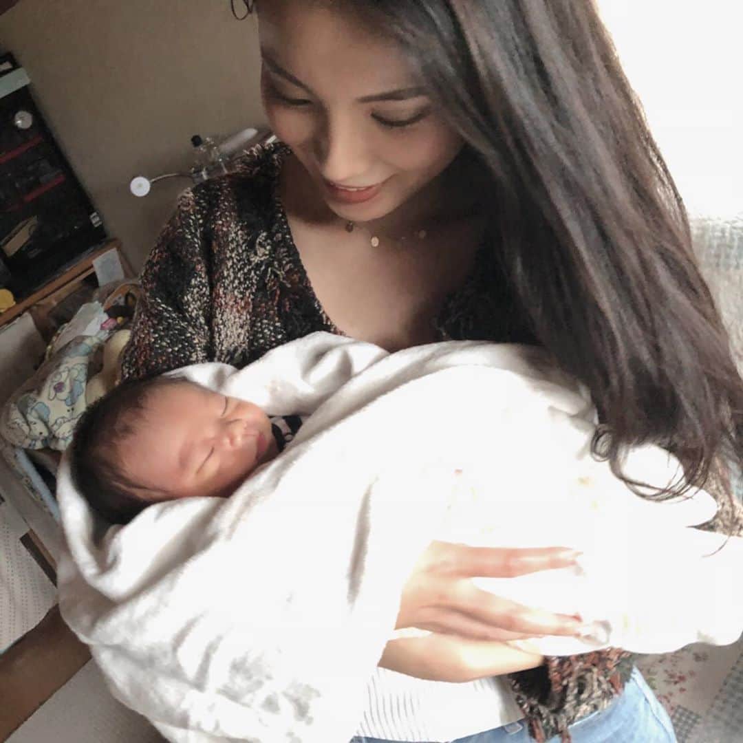 のインスタグラム：「. . 友達のBABYに会いに行ってきたよ👼🏻🍼 . 生後10日🥺可愛すぎた💖 まどかもママだなんて〜‪(ᵒ̴̶̷̥́_ᵒ̴̶̷̣̥̀ )❤︎ 高校時代が懐かしい🤦‍♀️💭 予想通り、私が1番結婚も出産も遅かった🤪 3コ1とかってもう死語？笑  まどかおめでとう🌈そしてお疲れ様💙 これからの私達も楽しみだ。  相変わらず私は赤ちゃん抱っこするの緊張する人🙋‍♀️笑 . . #持つべきは友達 #高校生からの仲 #母は強し #尊敬する #いつか私も #未知です #赤ちゃん #男の子 #出産祝い」