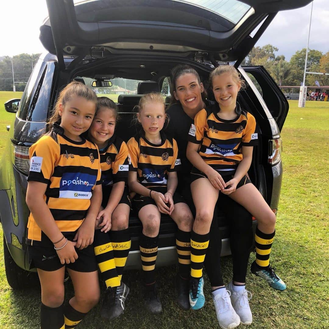 シャルロッテ・キャスリックさんのインスタグラム写真 - (シャルロッテ・キャスリックInstagram)「Was a pleasure hanging out with these little superstars on the weekend! Australian Rugby is in safe hands 💚💛 @landroveraus」5月21日 19時30分 - charlottecaslick