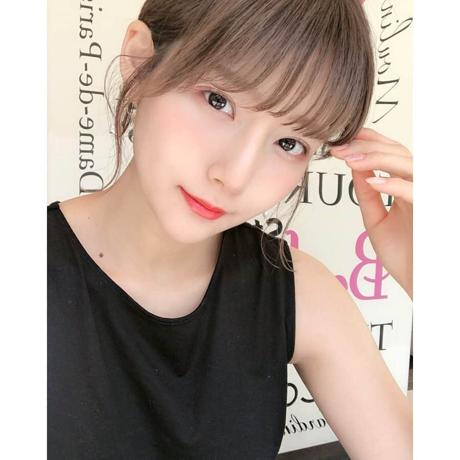 蒼川愛さんのインスタグラム写真 - (蒼川愛Instagram)「大人っぽくなりたくて後れ毛残したチビポニしてみた◎ この髪型好評だから外でるときはこればっかり🤣🤣❤️単純！ . . . 最近のメイクは、アイシャドウ1色でグラデーションにするのが好きで、涙袋のキラキラはCILIOのプロシングルシャドウG10使ってます🥰🥰このラメ変に浮かないし派手すぎないから使いやすい！ずっと人気なイメージあるな、新大久保なんていたるところで売ってるもんね🥺 . チークはベースの時にクリームチークを仕込んで、最後にパウダーチークをブラシでふわって載せてます(*ˊᵕˋ*)੭ ੈ 色味はピンク寄りのコーラルピンクみたいな感じになるようにしてる（笑）雰囲気！ピンクっぽかったら良い🙆🏻‍♀️🙆🏻‍♀️アイライナーは相変わらず目尻だけタレ目に引いてます✌🏻️これはCANMAKEのジェルライナー！！コスパ神すぎて大好き、、。 . リップは日によって変えるけど、やっぱり濃いめがしっくりくるな〜〜顔が締まる感じ🥺🥺？ただの薄い顔と可愛く見えるナチュラルメイクは紙一重な気がするから研究あるのみ🔥」5月21日 19時32分 - tougarashi_suki