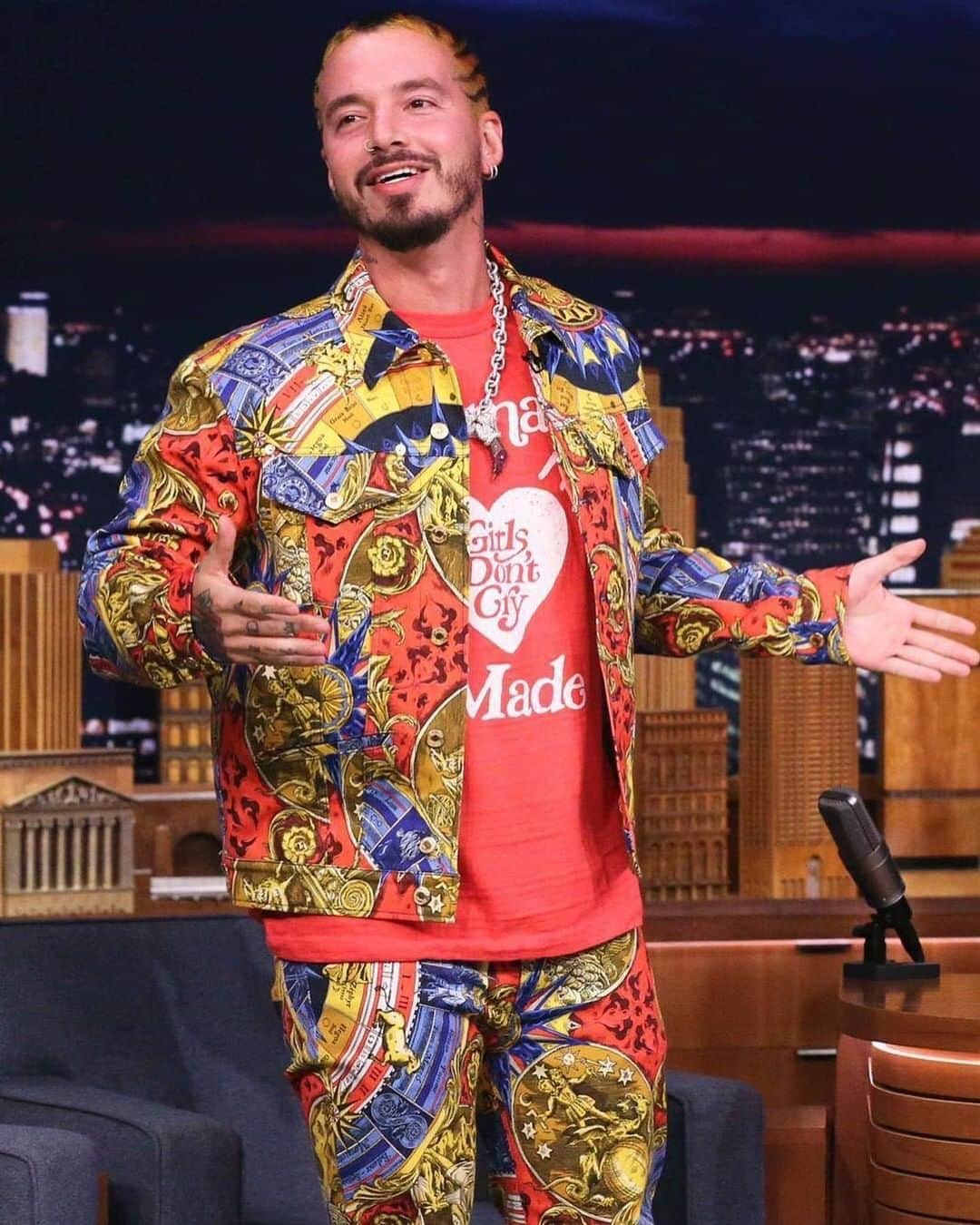 Moschinoさんのインスタグラム写真 - (MoschinoInstagram)「Moschino @jbalvin @jimmyfallon #moschino @itsjeremyscott styled @sitabellan #jbalvin」5月21日 19時43分 - moschino