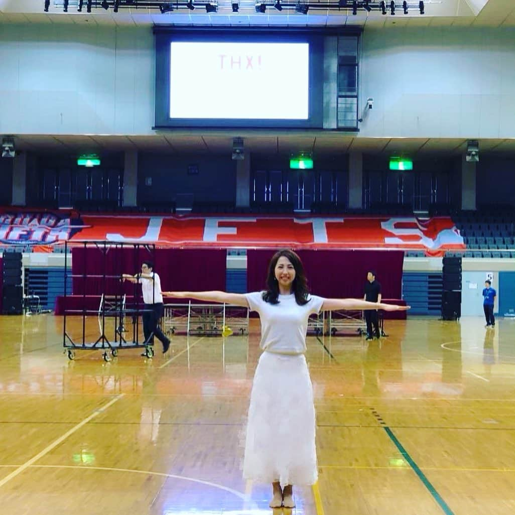 川口満里奈さんのインスタグラム写真 - (川口満里奈Instagram)「. . Bリーグ2018-19シーズンが終了🎊 ジェッツのブースター大感謝祭に行ってきました！ 選手の皆さんと卓球やフリースローをして、 とっっっても楽しかったー！ そして最後は握手会🤝 緊張してほぼ「ありがとうございます」しか 言えなかったチキンですが、 皆さん疲れているにも関わらず 目を合わせて笑顔で握手をしてくださり、 温かいシーズン締めくくりとなりました😊💖 . 大人になってからこんなに本気になって 応援できるものに出会えたこと、 ジェッツを通してお友達がたくさんできたこと、 本当に幸せです✨✨ 来シーズンもついていきまーす！！✈️🔥. . まずはオフシーズン、 ゆっくり休んでいただきたいです🌴☀️. . . . #千葉ジェッツ #chibajets #ジェッツロス #Bリーグロス #ジャンボくん #佳佳苑ロス」5月21日 19時44分 - mqrinqkqwqguchi