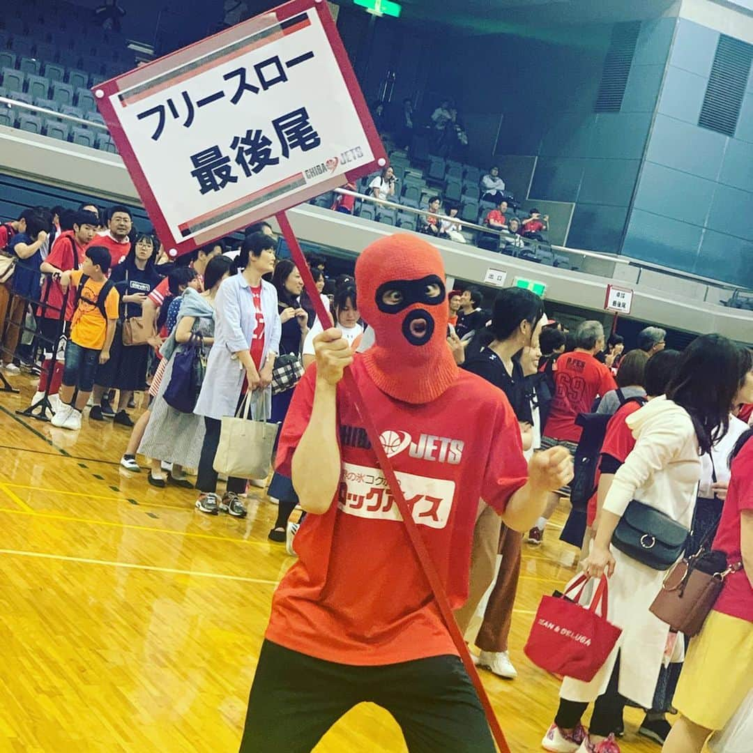 川口満里奈さんのインスタグラム写真 - (川口満里奈Instagram)「. . Bリーグ2018-19シーズンが終了🎊 ジェッツのブースター大感謝祭に行ってきました！ 選手の皆さんと卓球やフリースローをして、 とっっっても楽しかったー！ そして最後は握手会🤝 緊張してほぼ「ありがとうございます」しか 言えなかったチキンですが、 皆さん疲れているにも関わらず 目を合わせて笑顔で握手をしてくださり、 温かいシーズン締めくくりとなりました😊💖 . 大人になってからこんなに本気になって 応援できるものに出会えたこと、 ジェッツを通してお友達がたくさんできたこと、 本当に幸せです✨✨ 来シーズンもついていきまーす！！✈️🔥. . まずはオフシーズン、 ゆっくり休んでいただきたいです🌴☀️. . . . #千葉ジェッツ #chibajets #ジェッツロス #Bリーグロス #ジャンボくん #佳佳苑ロス」5月21日 19時44分 - mqrinqkqwqguchi