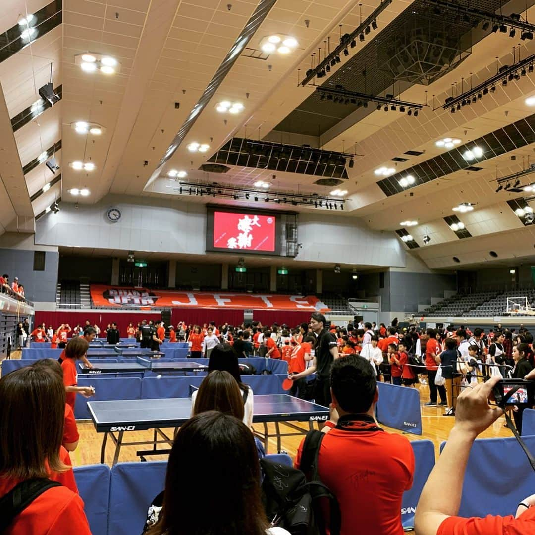 川口満里奈さんのインスタグラム写真 - (川口満里奈Instagram)「. . Bリーグ2018-19シーズンが終了🎊 ジェッツのブースター大感謝祭に行ってきました！ 選手の皆さんと卓球やフリースローをして、 とっっっても楽しかったー！ そして最後は握手会🤝 緊張してほぼ「ありがとうございます」しか 言えなかったチキンですが、 皆さん疲れているにも関わらず 目を合わせて笑顔で握手をしてくださり、 温かいシーズン締めくくりとなりました😊💖 . 大人になってからこんなに本気になって 応援できるものに出会えたこと、 ジェッツを通してお友達がたくさんできたこと、 本当に幸せです✨✨ 来シーズンもついていきまーす！！✈️🔥. . まずはオフシーズン、 ゆっくり休んでいただきたいです🌴☀️. . . . #千葉ジェッツ #chibajets #ジェッツロス #Bリーグロス #ジャンボくん #佳佳苑ロス」5月21日 19時44分 - mqrinqkqwqguchi