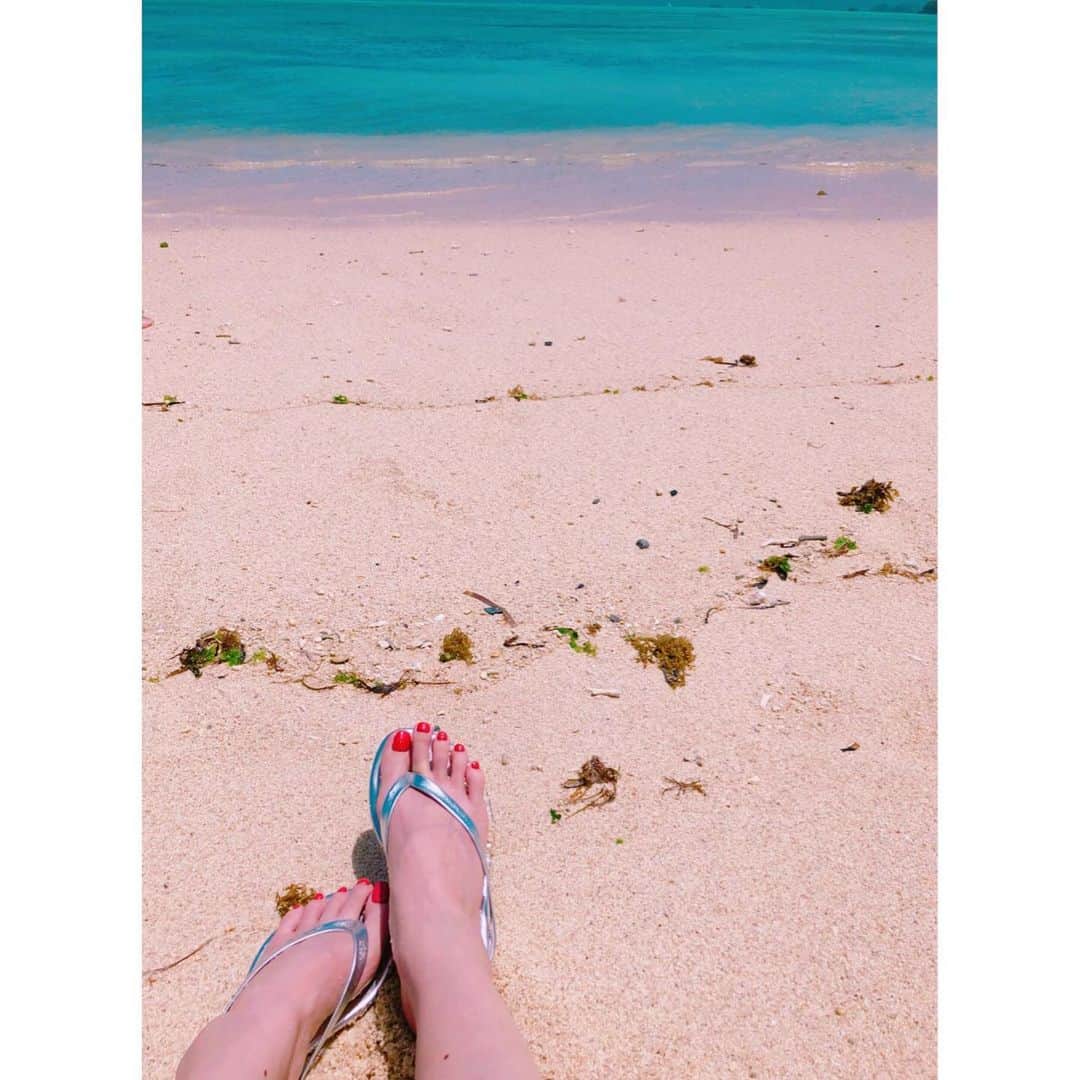 のインスタグラム：「沖縄旅行２日目。瀬底島と古宇利島に行って早めにもどってホテルのプールでチャプチャプ🌺🌴 朝から寝癖だけ直してメイクもしないで日焼け止めオンリー🤗 旦那さんの仕事の都合でなかなか休みもとれず、旅行をするかどうかも悩んだけど、最後ののんびりをするための産前旅行をするならこの時期しかない‼️ってことで弾丸やけどヨシっ！って急遽決めました✨ 行くなら海外が良いなって思ってたけど、場所も沖縄にして本当に本当に良かった❤︎国内だと安心だね。 体調を考えてゆっくり楽しめるスポットを選んでくれる旦那さんに感謝😭 大切な思い出がまた一つ増えました。 のんびり旅行してます💏  #沖縄  #沖縄旅行  #産前旅行  #カヌチャリゾート  #瀬底ビーチ  #古宇利島  #松田商店 #水着姿がダルマ #マタニティ #okinawa  #okinawatrip  #okinawajapan」
