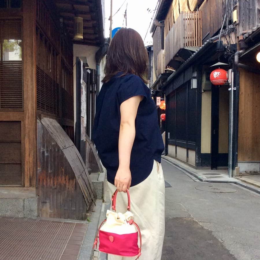 Felisi Japan 〔フェリージ〕さんのインスタグラム写真 - (Felisi Japan 〔フェリージ〕Instagram)「【フェリージ 京都店】 . 初夏のお出かけにおすすめなのが、チューリップのような可憐なフォルムが特徴のハンドバッグ。ただいま、京都店では全5色取り扱いがございます。 . 5/23(木)～5/27(月)の期間、「FIGOメンバーズカード 5倍ポイントキャンペーン」を開催いたします。事前のお取り置きも承っておりますので、お気軽にお申し付けくださいませ。ぜひお得なこの機会に、ご来店ください。 . . . #felisi #bag #tulip #kyoto #handbag #フェリージ #ハンドバッグ #バッグ #鞄 #チューリップライン #京都店 #京都BAL #ポイントキャンペーン」5月21日 20時00分 - felisi_japan