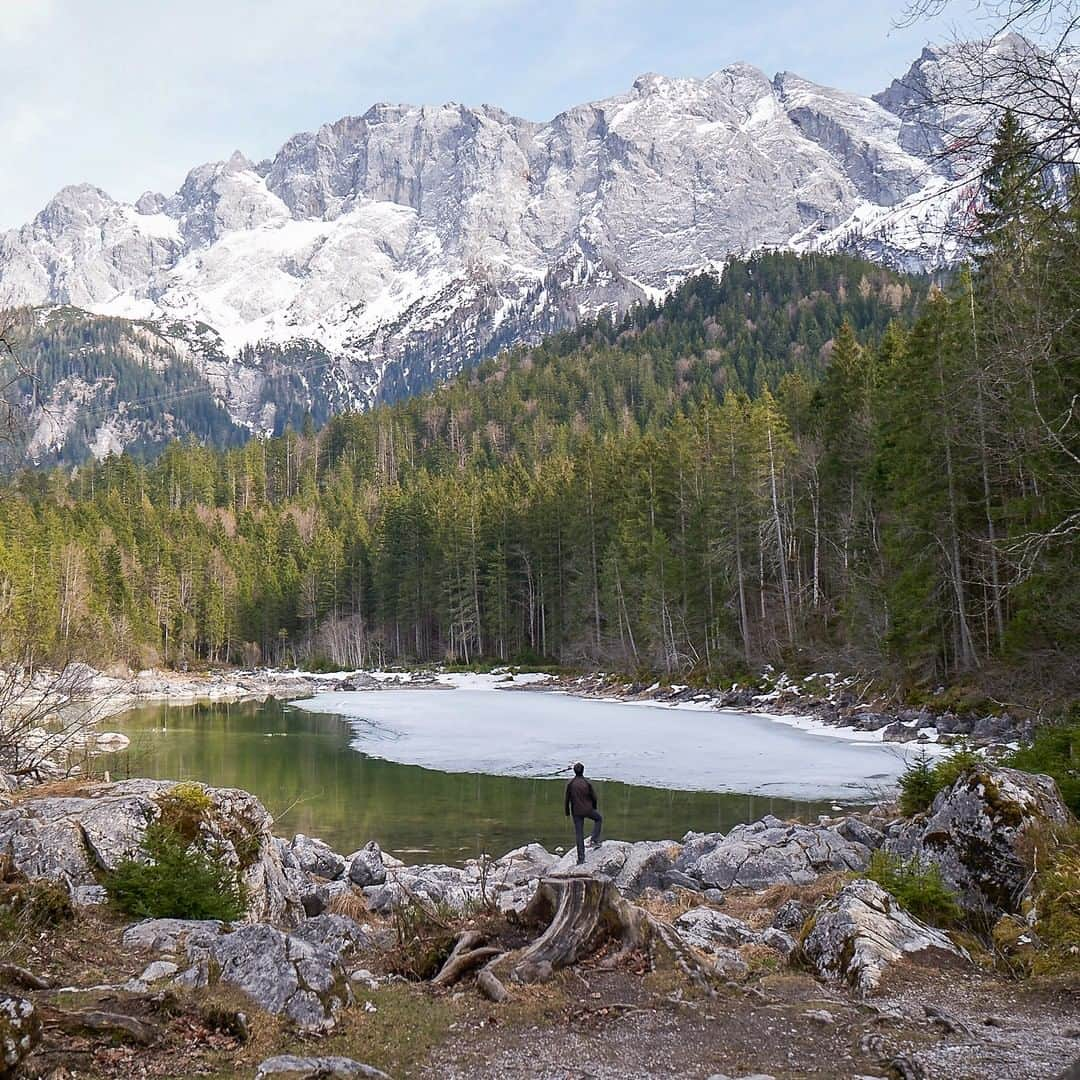 ルフトハンザさんのインスタグラム写真 - (ルフトハンザInstagram)「While hiking and strolling the seemingly endless trails in the Bavarian Alps, we take a moment to rest and enjoy the picturesque lake and mountain scenery. #FindYourAdventure #Lufthansa #FlyToMunich」5月21日 20時01分 - lufthansa