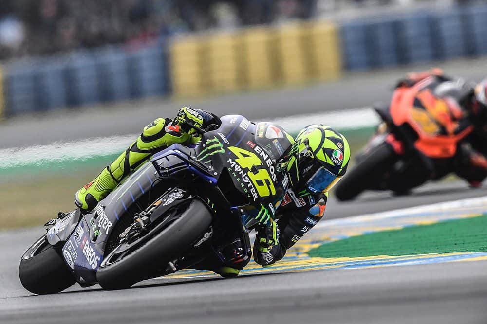 バレンティーノ・ロッシのインスタグラム：「Le Mans Circuit,France  Top five finish not too far from the podium 📸 @gigisoldano @jesusrobledo」