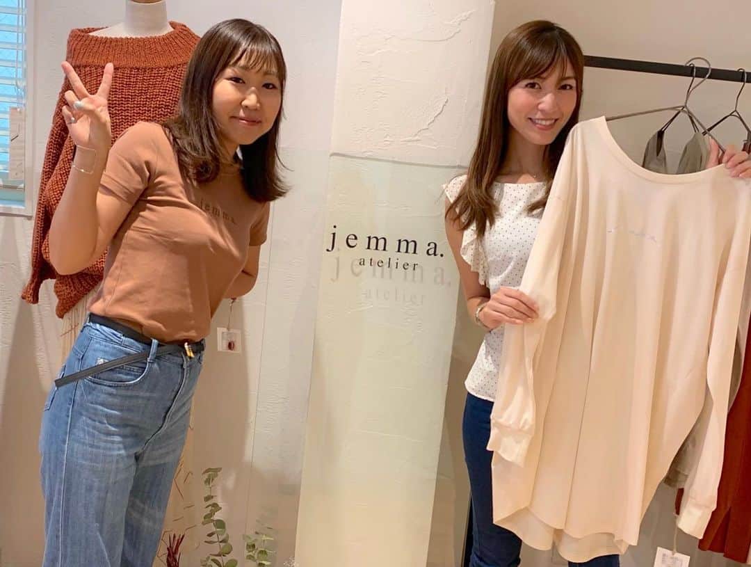 のインスタグラム：「. 「jemma.atelier」展示会🌸 . . お久しぶりの宮田さん😊 . ジェマ・アトリエは、今年立ち上がった新しいブランド💖 . デザイナーやパタンナーさんは大手のメーカーやブランドで10年以上経験を積んだ確かな技術とセンスのあるメンバーで、デザイン、生地選び、縫製、シルエット、カラーに拘り、1からお洋服作りをしてるそうです！ . ブランドテイストは、大人向けのフェミニンカジュアル系👗💛💛💛 . . 秋服オーダーして来ました❣️ 届くの楽しみ🥰 . . . #jemma_official #ジェマアトリエ #アパレルブランド #レディースファッション」
