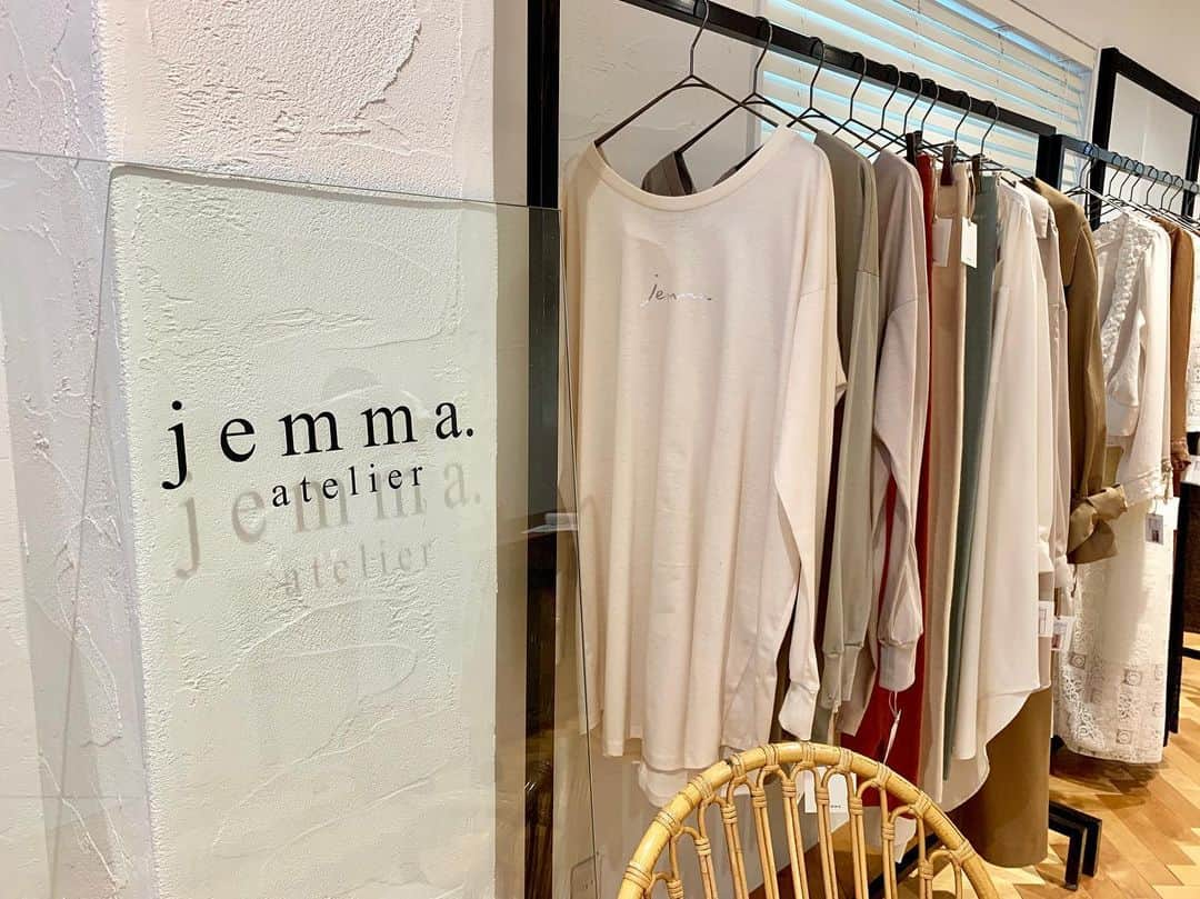 高沢奈苗さんのインスタグラム写真 - (高沢奈苗Instagram)「. 「jemma.atelier」展示会🌸 . . お久しぶりの宮田さん😊 . ジェマ・アトリエは、今年立ち上がった新しいブランド💖 . デザイナーやパタンナーさんは大手のメーカーやブランドで10年以上経験を積んだ確かな技術とセンスのあるメンバーで、デザイン、生地選び、縫製、シルエット、カラーに拘り、1からお洋服作りをしてるそうです！ . ブランドテイストは、大人向けのフェミニンカジュアル系👗💛💛💛 . . 秋服オーダーして来ました❣️ 届くの楽しみ🥰 . . . #jemma_official #ジェマアトリエ #アパレルブランド #レディースファッション」5月21日 19時58分 - nanaetakasawa