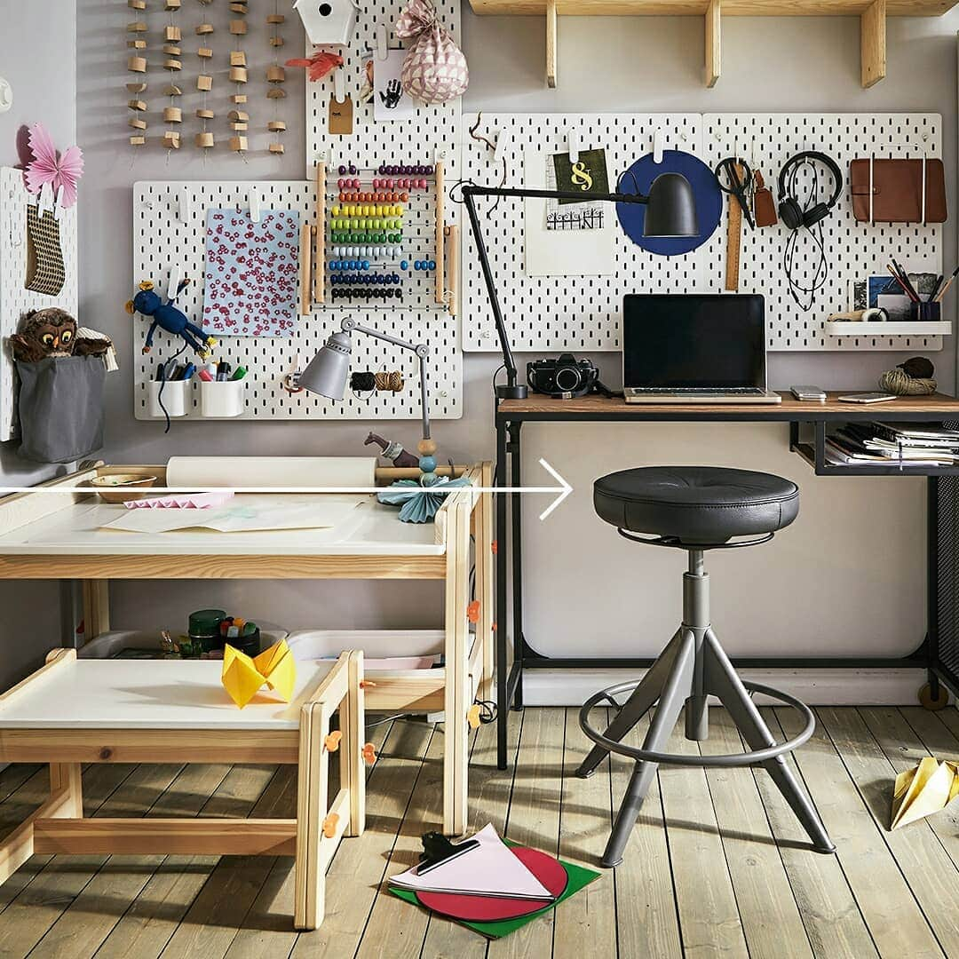 IKEA Austriaさんのインスタグラム写真 - (IKEA AustriaInstagram)「Aus jedem Platz lässt sich ein kreativer Arbeitsplatz zaubern, an dem man gerne Zeit verbringt. 🤗💻 Wie sieht dein inspirierendes Homeoffice aus? Zeig es uns mit 👉🏻 #IKEAat // TROLLBERGET Sitz-/Stehstütze aktiv, Glose schwarz € 99,99」5月21日 19時58分 - ikeaaustria