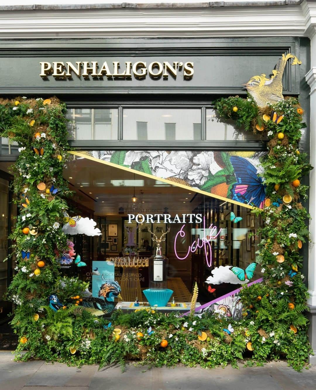 ペンハリガンさんのインスタグラム写真 - (ペンハリガンInstagram)「The Chelsea Flower Show is in full bloom, and Penhaligon's newly refurbished King's Road store has dressed its windows in a rather delightful fashion to mark the occasion. Visit the store and share your thoughts with Penhaligon's fragrance aficionados.」5月21日 20時00分 - penhaligons