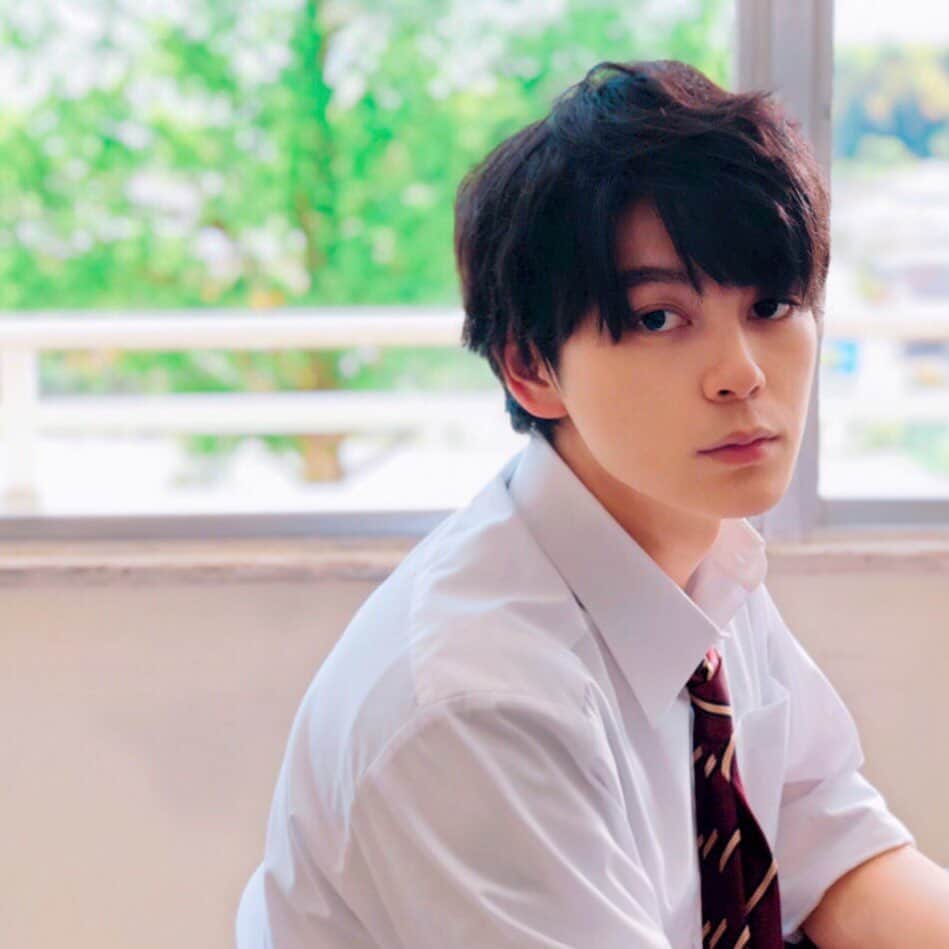 映画『午前0時、キスしに来てよ』のインスタグラム：「最近、日奈々の様子が気になるあーちゃん。﻿ ﻿ にやにやしてたりぼーっとしてたりなんかあったのかな…﻿ ﻿ （´-`）.｡oO（何かあったら俺には言って欲しい）﻿ ﻿ ﻿ #午後8時あーちゃんがお送りしました﻿ #午前0時キスしに来てよ﻿ #0キス #映画0キス﻿ #あーちゃん #眞栄田郷敦﻿」