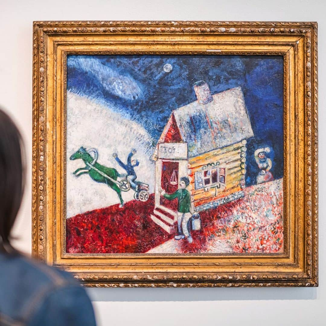 サザビーズさんのインスタグラム写真 - (サザビーズInstagram)「In ‘La calèche volante’ (circa 1925) Marc #Chagall effortlessly combines an everyday episode from life in rural #Russia with elements of his fantastical vision. The brightly lit #night scene is centred around a characteristic wooden house from the #artist’s native #Vitebsk, in front of which a #horse-drawn #chariot pulls a man towards the #sky. The imagery of a horse leaping into the unknown evokes #Byzantine and #medieval imagery, and was also a favourite theme of #icon #painters. Here, Chagall imbues the motif with unique and highly personal significance.  Acquired by the present owner circa 1973 and has not been on public view since then, and will now be unveiled as a highlight of our #Impressionist & Modern Art Evening Sale in #London on 19 June.  #SothebysImpMod #MarcChagall」5月21日 20時03分 - sothebys