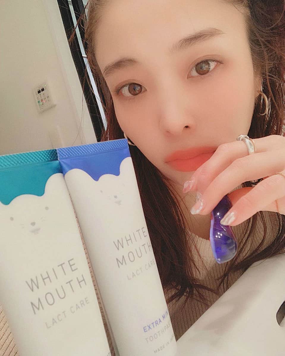 高橋有紀のインスタグラム：「ホワイトマウスを頂きましたෆ @whitemouth_official 歯磨き粉好きで色んな種類を集めて使っているのですが、毎日の歯磨きでホワイトニングができるそうでありがたい！ 歯が綺麗な人が好きなので、私も歯を綺麗にしていたいです。ミントって辛すぎるのとか強いのが苦手だけど、これは程よいすっきり感が続いて気持ち良い◎  #ホワイトマウス #WHITEMOUTH #PublicRelations」