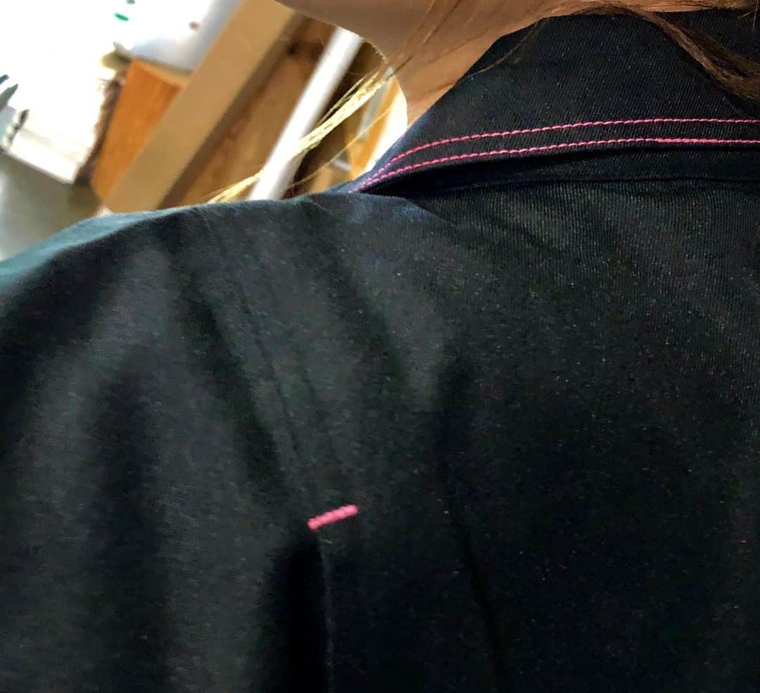 crie style クリエすずき建設さんのインスタグラム写真 - (crie style クリエすずき建設Instagram)「工事部紅一点の伊藤、かわいい作業着を着用('ω')ノ こちら、女性の為に作られた作業着なんだそうです♥ ピンクのステッチや柄の入る女性らしい カワイイ見た目であるのはもちろんですが、 内ポケットが設けられたデザイン！ 機能面もよく考えられています💡 「女性用の作業着が、珍しくない世の中に」という 伊藤の想い、大切にしていきたいなと感じる 今日この頃です。 (広報 丸山)  #けんせつ姫#作業着#かわいい♡ #ガテン女子#ガテン系女子#現場監督 #建設女子#建設業#働く女性は美しい #戸建て#注文住宅 #バリアフリー#セカンドライフ #ユニバーサルデザイン #新築#リノベーション#リフォーム #ライフスタイル#住まいづくり #楽しく人生をデザイン#crie_style#クリエ #クリエすずき建設#工務店#柏 #ウラカシ百年会」5月21日 20時05分 - crie_style