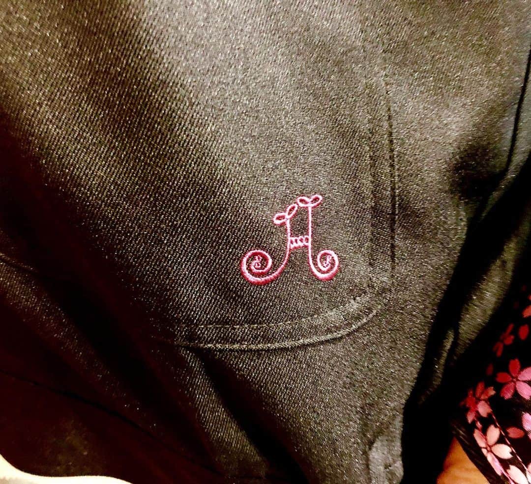 crie style クリエすずき建設さんのインスタグラム写真 - (crie style クリエすずき建設Instagram)「工事部紅一点の伊藤、かわいい作業着を着用('ω')ノ こちら、女性の為に作られた作業着なんだそうです♥ ピンクのステッチや柄の入る女性らしい カワイイ見た目であるのはもちろんですが、 内ポケットが設けられたデザイン！ 機能面もよく考えられています💡 「女性用の作業着が、珍しくない世の中に」という 伊藤の想い、大切にしていきたいなと感じる 今日この頃です。 (広報 丸山)  #けんせつ姫#作業着#かわいい♡ #ガテン女子#ガテン系女子#現場監督 #建設女子#建設業#働く女性は美しい #戸建て#注文住宅 #バリアフリー#セカンドライフ #ユニバーサルデザイン #新築#リノベーション#リフォーム #ライフスタイル#住まいづくり #楽しく人生をデザイン#crie_style#クリエ #クリエすずき建設#工務店#柏 #ウラカシ百年会」5月21日 20時05分 - crie_style