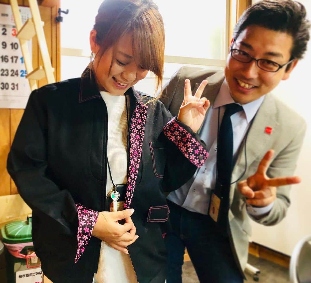 crie style クリエすずき建設のインスタグラム：「工事部紅一点の伊藤、かわいい作業着を着用('ω')ノ こちら、女性の為に作られた作業着なんだそうです♥ ピンクのステッチや柄の入る女性らしい カワイイ見た目であるのはもちろんですが、 内ポケットが設けられたデザイン！ 機能面もよく考えられています💡 「女性用の作業着が、珍しくない世の中に」という 伊藤の想い、大切にしていきたいなと感じる 今日この頃です。 (広報 丸山)  #けんせつ姫#作業着#かわいい♡ #ガテン女子#ガテン系女子#現場監督 #建設女子#建設業#働く女性は美しい #戸建て#注文住宅 #バリアフリー#セカンドライフ #ユニバーサルデザイン #新築#リノベーション#リフォーム #ライフスタイル#住まいづくり #楽しく人生をデザイン#crie_style#クリエ #クリエすずき建設#工務店#柏 #ウラカシ百年会」