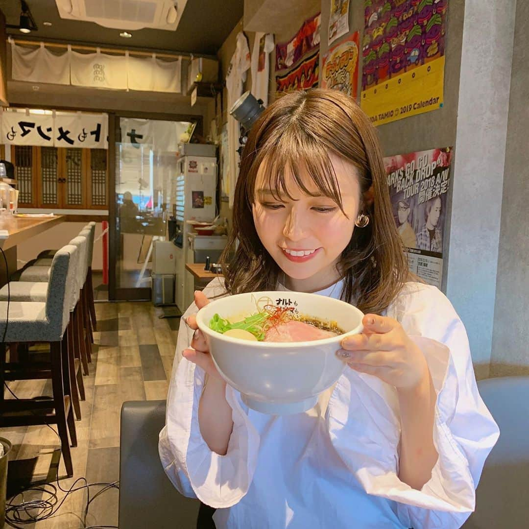 井口綾子さんのインスタグラム写真 - (井口綾子Instagram)「・ 昨日発売の雑誌 『横浜Walker』の 『ラーメン女子部』という記事に載せていただいてます🍜 関内にある『ナルトもメンマもないけれど』というラーメン屋さんに行ってきました☺️ マー油が使われていて普通の味噌ラーメンとはひと味違って美味しかったです！ 横浜Walkerぜひチェックしてみてください💖」5月21日 20時07分 - ayako_inokuchi