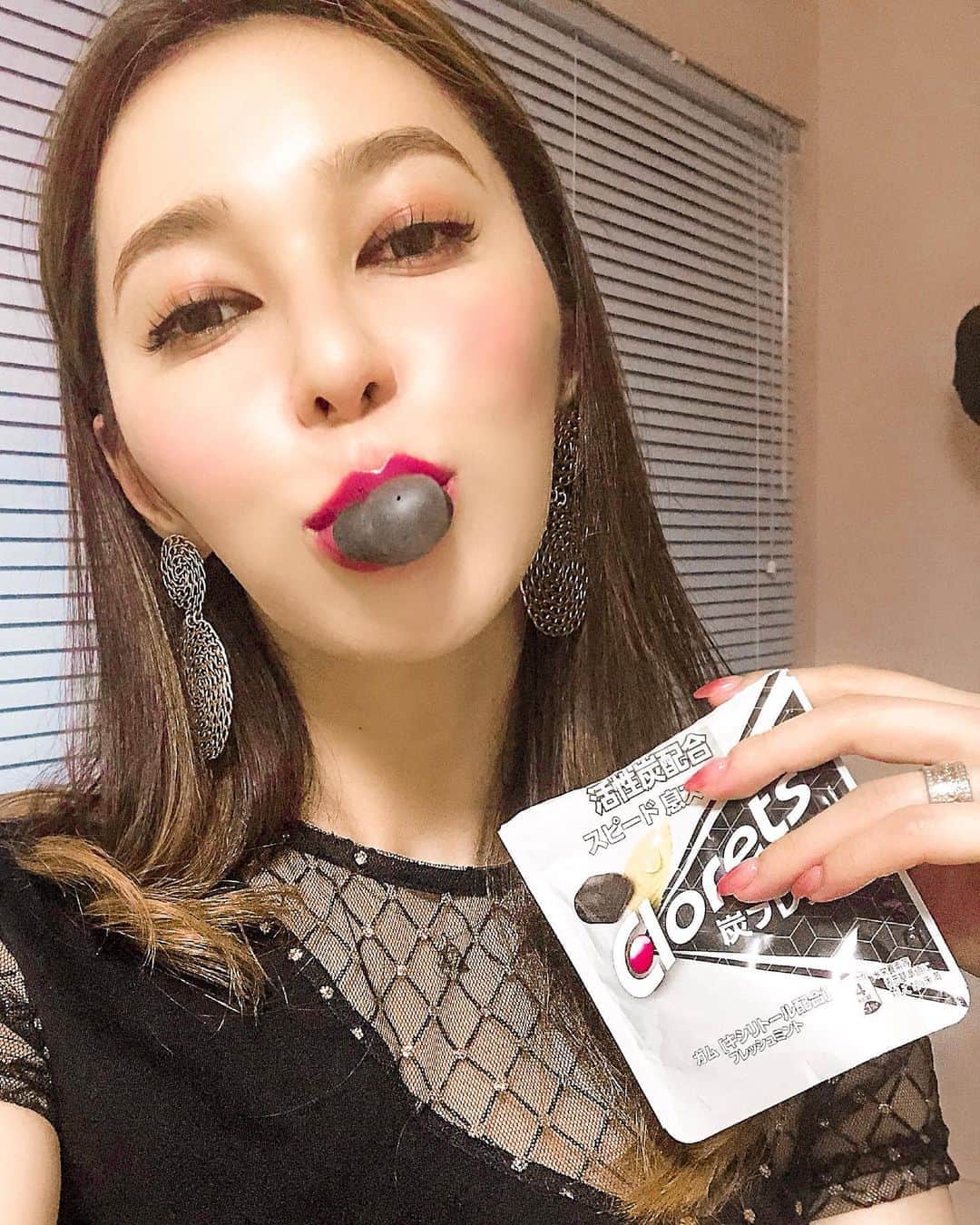 のインスタグラム：「このクロレッツ炭フレッシュは 辛くなくて、美味しい！😍 炭が配合されたガム！ 大きめの黒い粒はインパクトあるわ☺️ 外食後など、スッキリしたい時用にパウチタイプを持ち歩いてます。 ☺️♥️ . . . . #Clorets #炭フレッシュ #ガム #クロレッツ #SponsoredbyClorets #インスタグラマー」