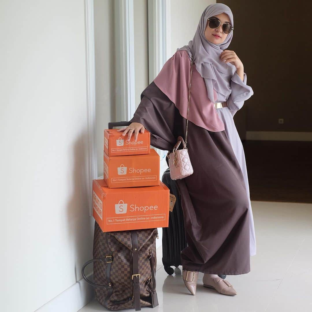 Shireen Sungkarさんのインスタグラム写真 - (Shireen SungkarInstagram)「GIVEAWAY ALERT!! Download aplikasi @shopee_id lalu check postingan terakhir di akun #ShopeeFeed ku untuk tau siapa pemenang giveaway yang lalu!! Selamat kepada pemenang 🎉  Buat yang belum ikutan tenang aja! Aku & @shopee_id akan bagi2 Xiaomi A2 gratis lagi loh! Gampang banget caranya:  1. Ikuti akun #ShopeeFeed aku di aplikasi Shopee, check shopee.co.id/shireensungkarfeed atau klik link di bio aku! 2. Like photo ini di akun Shopee Feed ku 3. Comment dan mention 3 temen kamu di akun Shopee Feed ku  Mau barang samaan kayak aku? tenang aja! Aku akan sering update disitu untuk barang2 rekomendasiku! Jangan lupa dibeli yaaah!  Oh iya satu lagi, jangan lupa lagi ada #ShopeeBigRamadhanSale, semua pasti lebih besar! Ada gratis ongkir 10x tanpa min. belanja, goyang Shopee 10M dan serba 10k bisa dapet gratis umroh lho! #ShopeeFeedID #ShopeeID」5月21日 20時13分 - shireensungkar