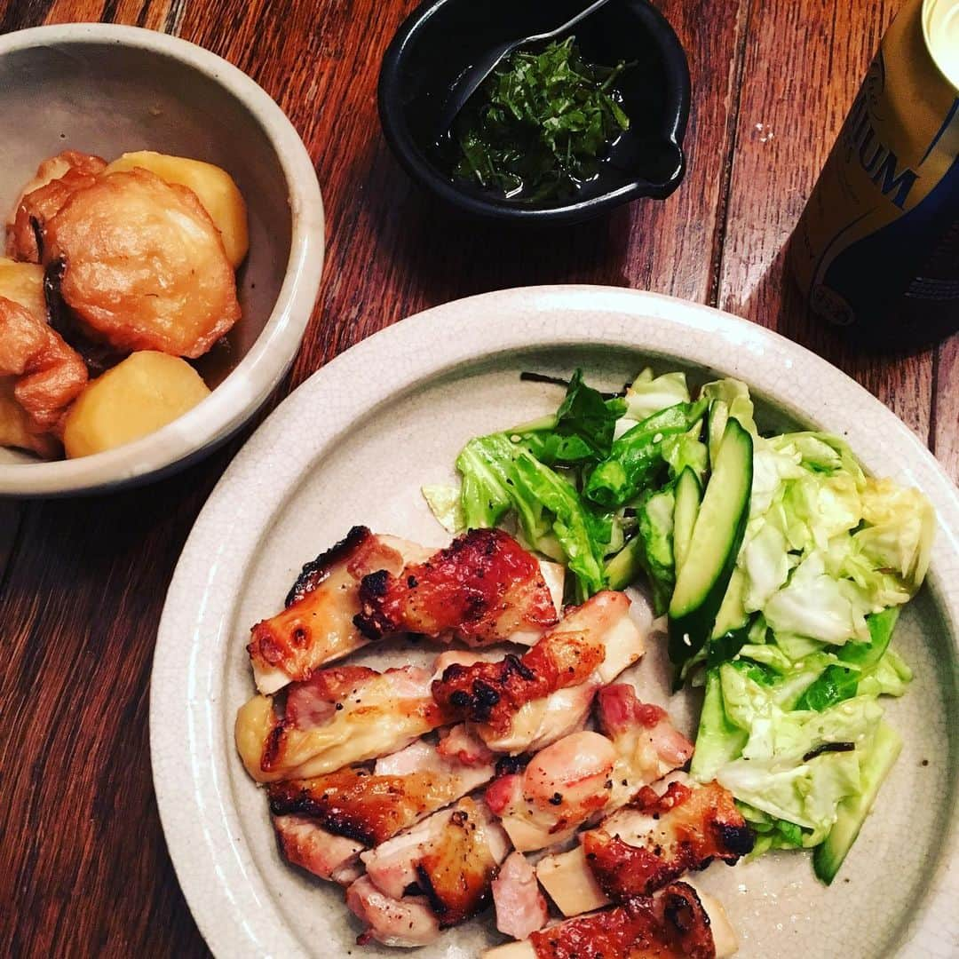 井上荒野さんのインスタグラム写真 - (井上荒野Instagram)「ひとり夜ご飯。ツイッターに流れてきた油麩、うちにもあったよと思い出し、甘辛い煮物欲を満たす。白央さんありがとうございます😊メインは例によって鶏グリル、山椒醤油。」5月21日 20時16分 - arereno