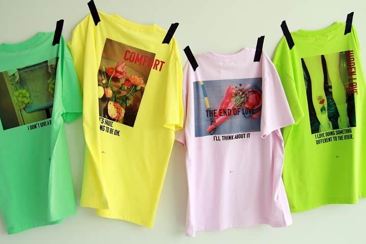 JOURNAL STANDARD relumeさんのインスタグラム写真 - (JOURNAL STANDARD relumeInstagram)「﻿ ﻿ New arrival!﻿ ﻿ SKIN新作の“FLOWER SERIES”から夏に映えるカラーバリエーションが入荷✨﻿ ﻿ フロントには花の名前、バックには花のグラフィックと、花言葉などその花にまつわるセンテンスがプリントされた人気シリーズです！﻿ ﻿  是非、お近くのショップやオンラインストアにてご覧くださいませ。﻿ ﻿ ﻿ ●SKIN flower print color Tee ￥4,800+tax﻿ Size.L / XL No.19071464532010﻿ ﻿ ﻿ @skinwrapsaroundtheworld ﻿ ﻿ ﻿ #tshirts﻿﻿﻿﻿﻿ #printtee﻿ #phototee﻿ #19ss﻿﻿﻿﻿﻿ #spring﻿﻿﻿﻿﻿ #summer﻿﻿﻿﻿﻿ #fashion﻿ #mens﻿ #ladys﻿ #journalstandardrelume﻿﻿﻿﻿﻿ #relume﻿﻿﻿﻿﻿ #baycrews﻿﻿﻿﻿﻿ #Tシャツ﻿ #スキン﻿ #プリントT﻿ #ジャーナルスタンダードレリューム﻿﻿﻿﻿﻿ #ベイクルーズ ﻿﻿ ﻿」5月21日 20時17分 - js_relume
