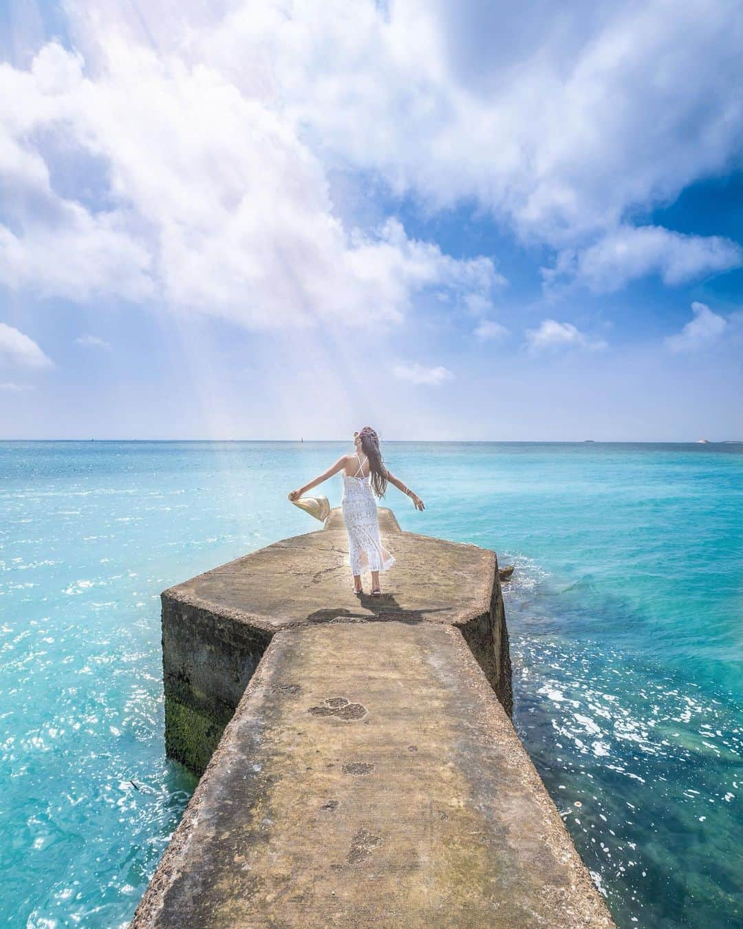 樂さんのインスタグラム写真 - (樂Instagram)「澎湖天堂路🌊 來澎湖必來的地方之一，每次看到這麼湛藍的海水都好舒壓，而且很想跳下去😂💙 - 建議看好潮汐，滿潮前後一個半小時最好！ 退潮兩旁的石頭裸露就不好看了。 - Model @ooo_lin_ooo」5月21日 20時19分 - ygt1016